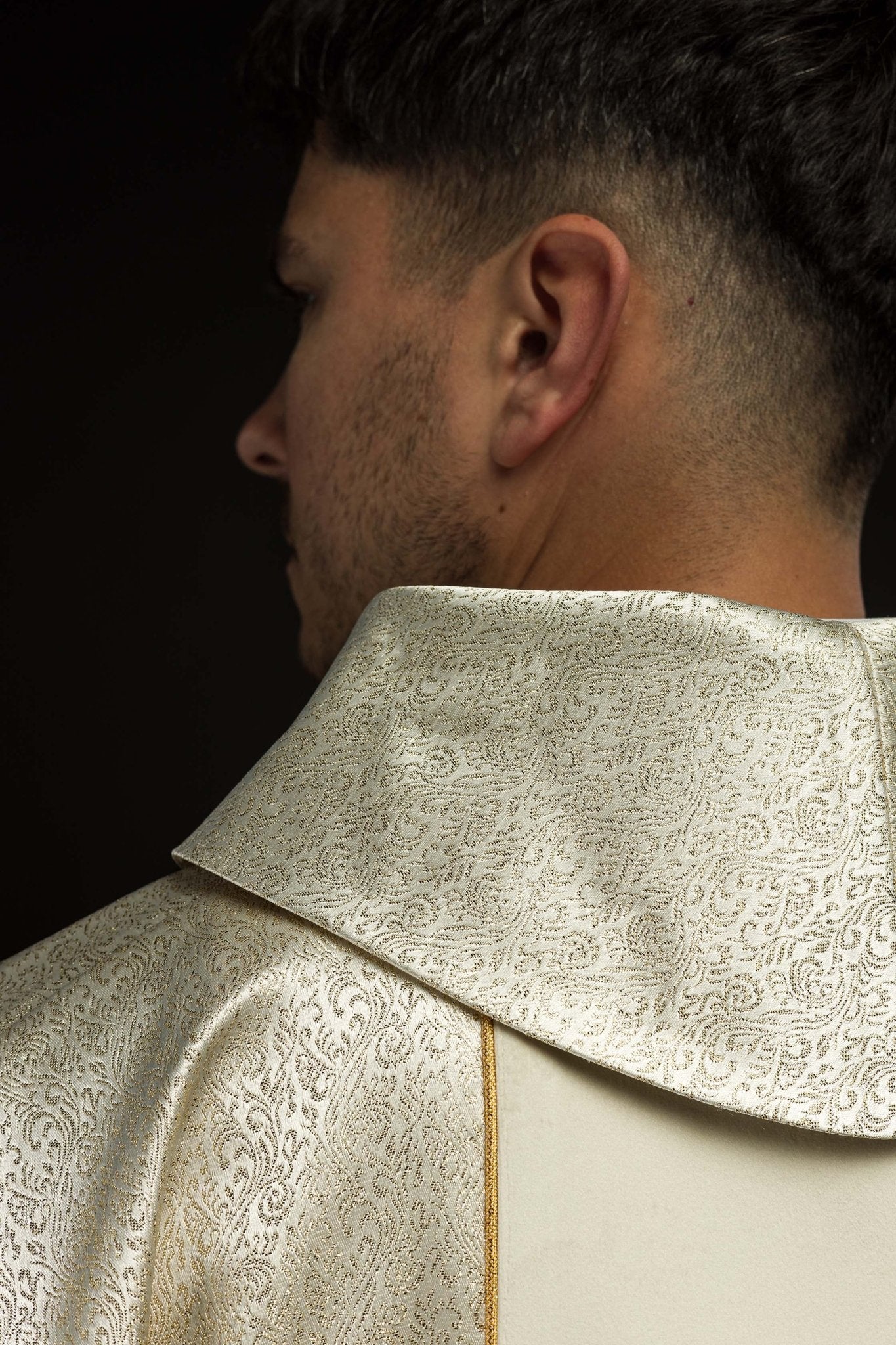 Embroidered Chasuble with the image of the Holy Family on gold fabric KOR/291/05/74 ECRU - CHASUBLES.COM