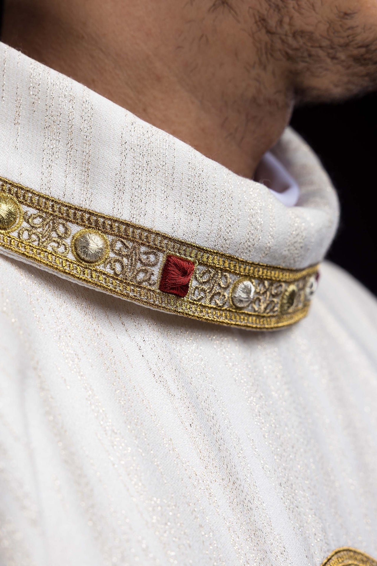 Embroidered chasuble with the image of the Three Hearts S-7077-05-99 - CHASUBLES.COM