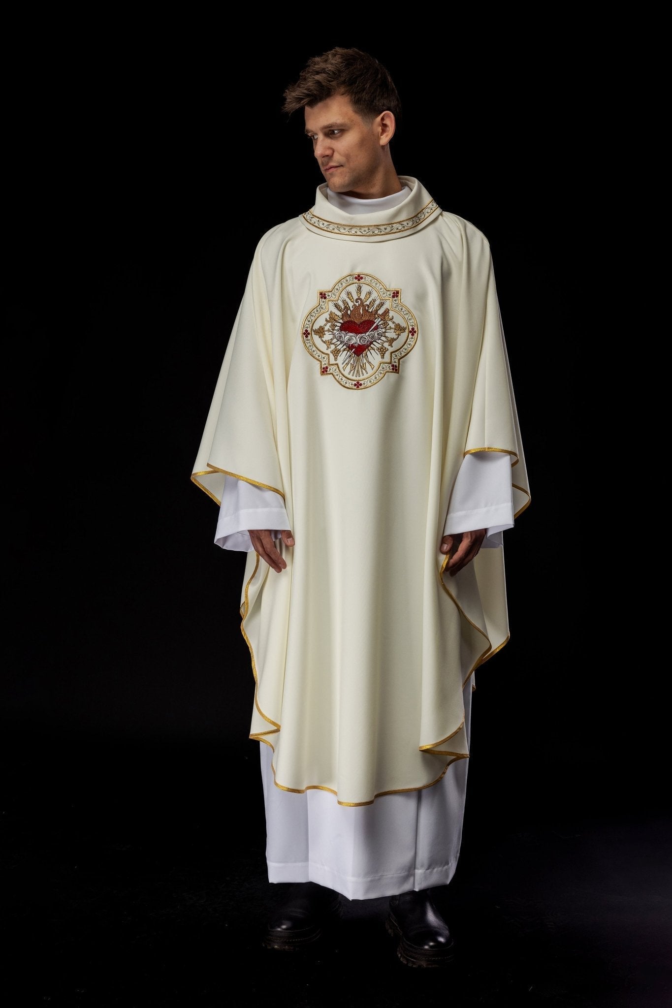 Embroidered chasuble with the motif of the Heart of Mary KOR/392/05/01 - HAFTINAUSA.COM