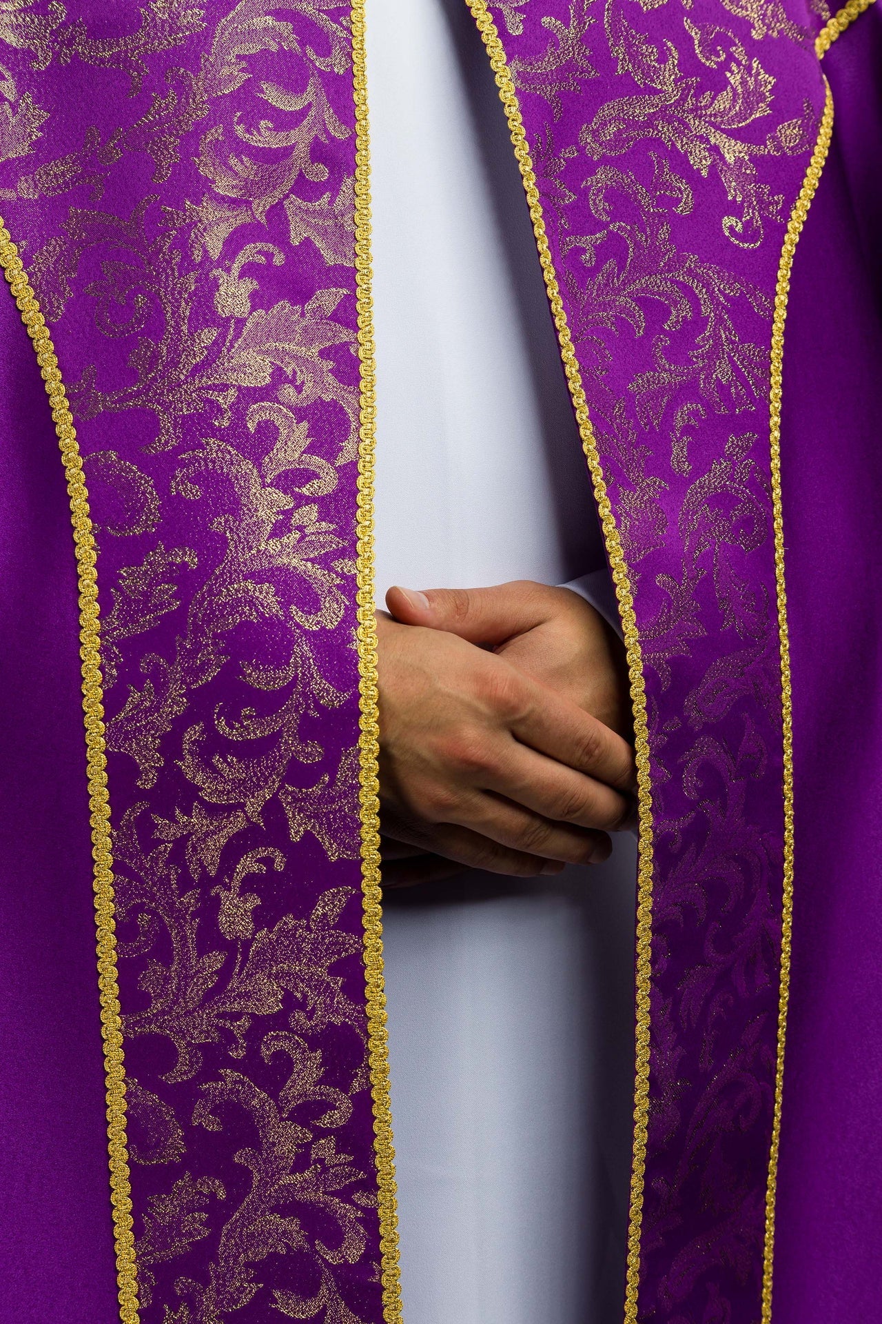 Embroidered cope decorated with purple jacquard fabric KKP/162/03/20 145cm - CHASUBLES.COM