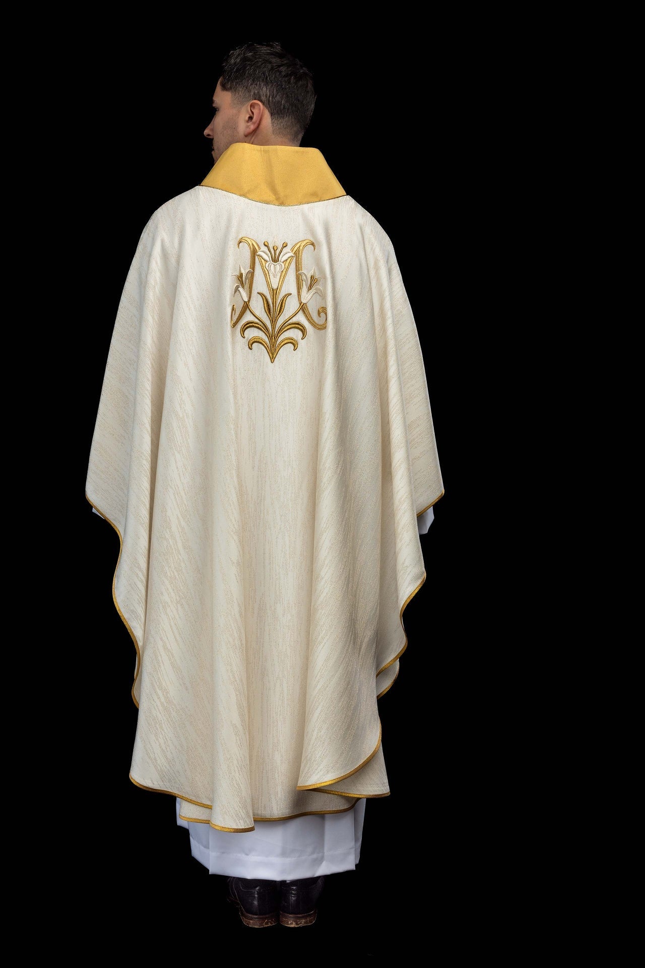 Embroidered ecru chasuble with a Marian motif LE/7051/05 - CHASUBLES.COM