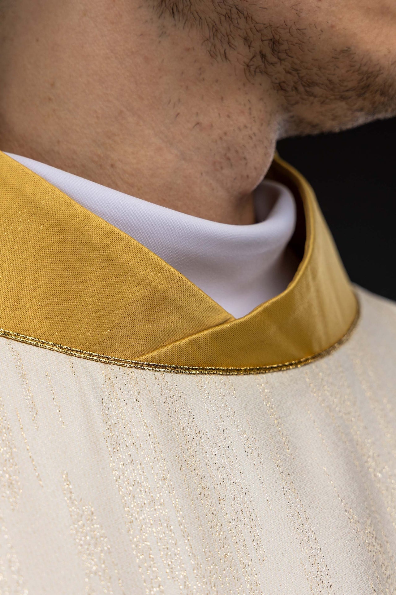 Embroidered ecru chasuble with a Marian motif LE/7051/05 - CHASUBLES.COM