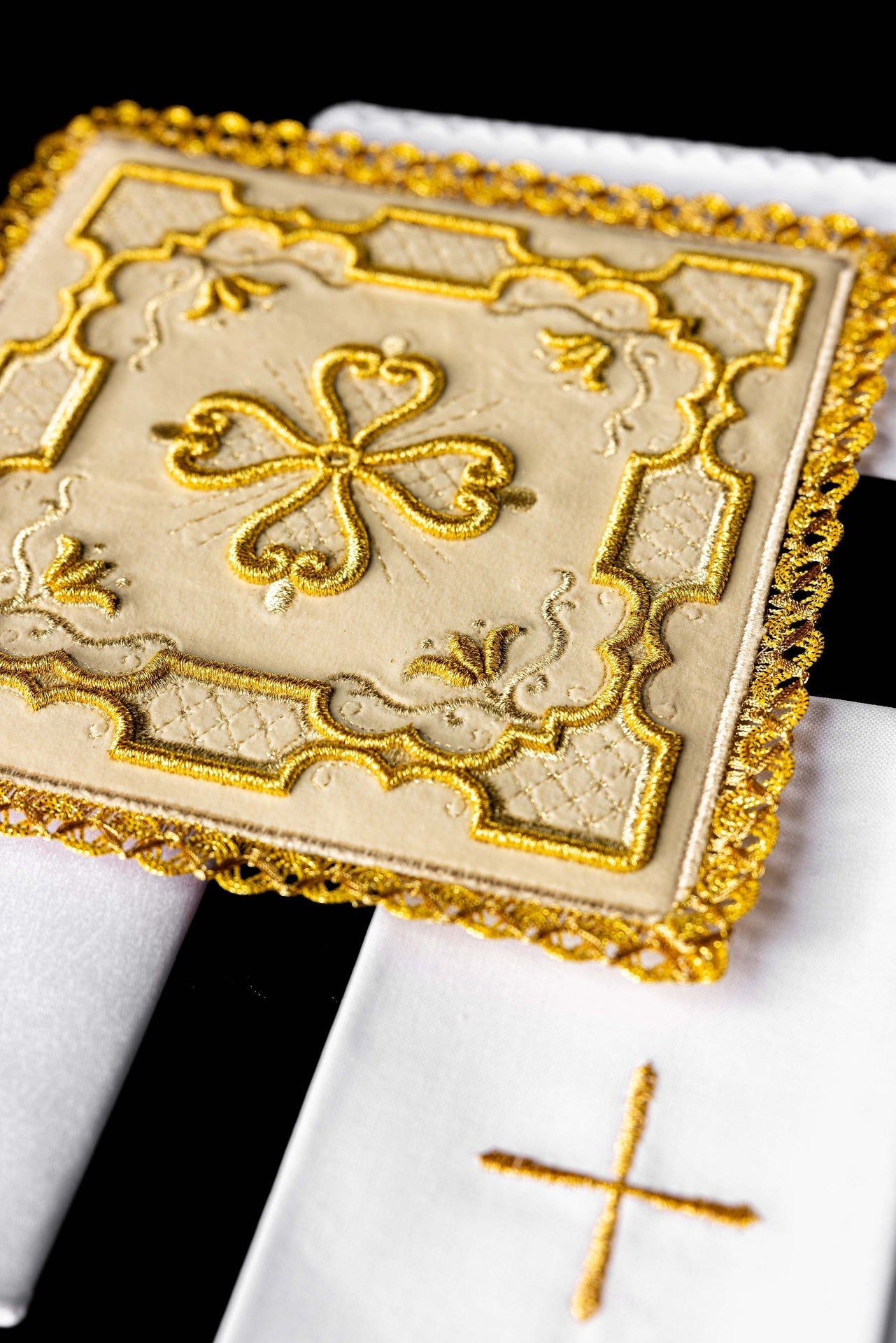 Embroidered ecru velvet Chalice Linen Set KDT/5035/05/W - CHASUBLES.COM