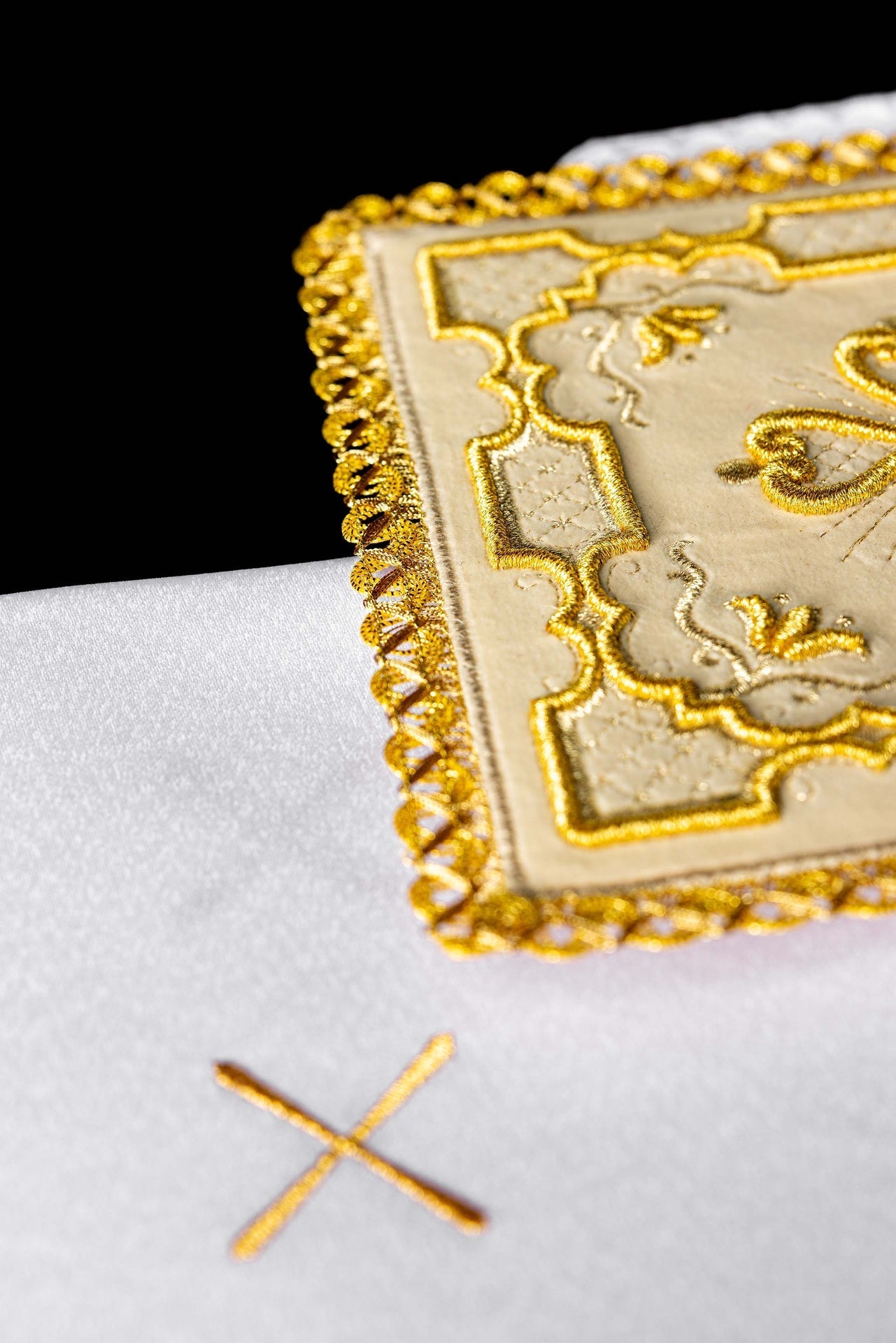 Embroidered ecru velvet Chalice Linen Set KDT/5035/05/W - CHASUBLES.COM