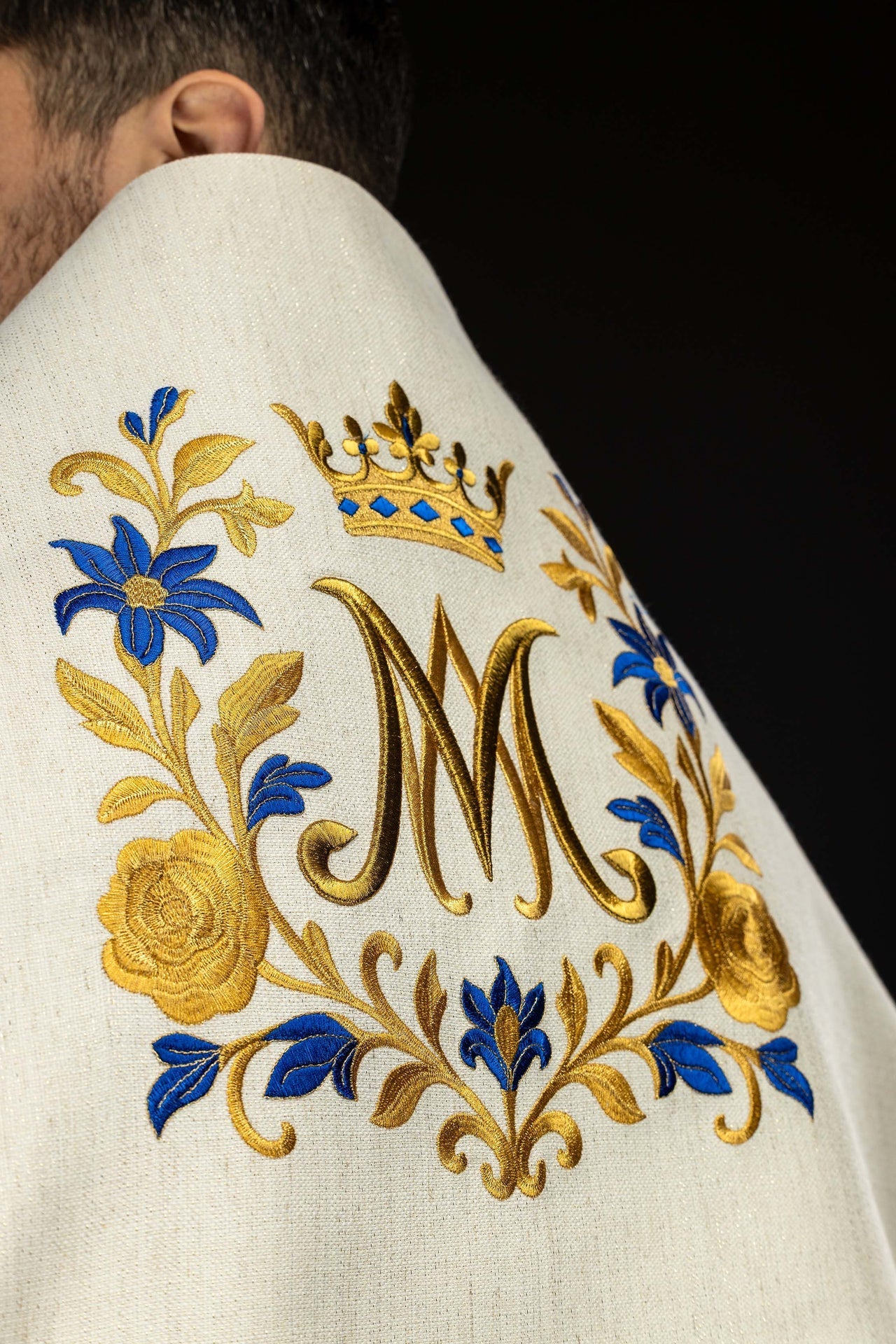 Embroidered humeral veil with a Marian symbol LE/4045/05 - CHASUBLES.COM