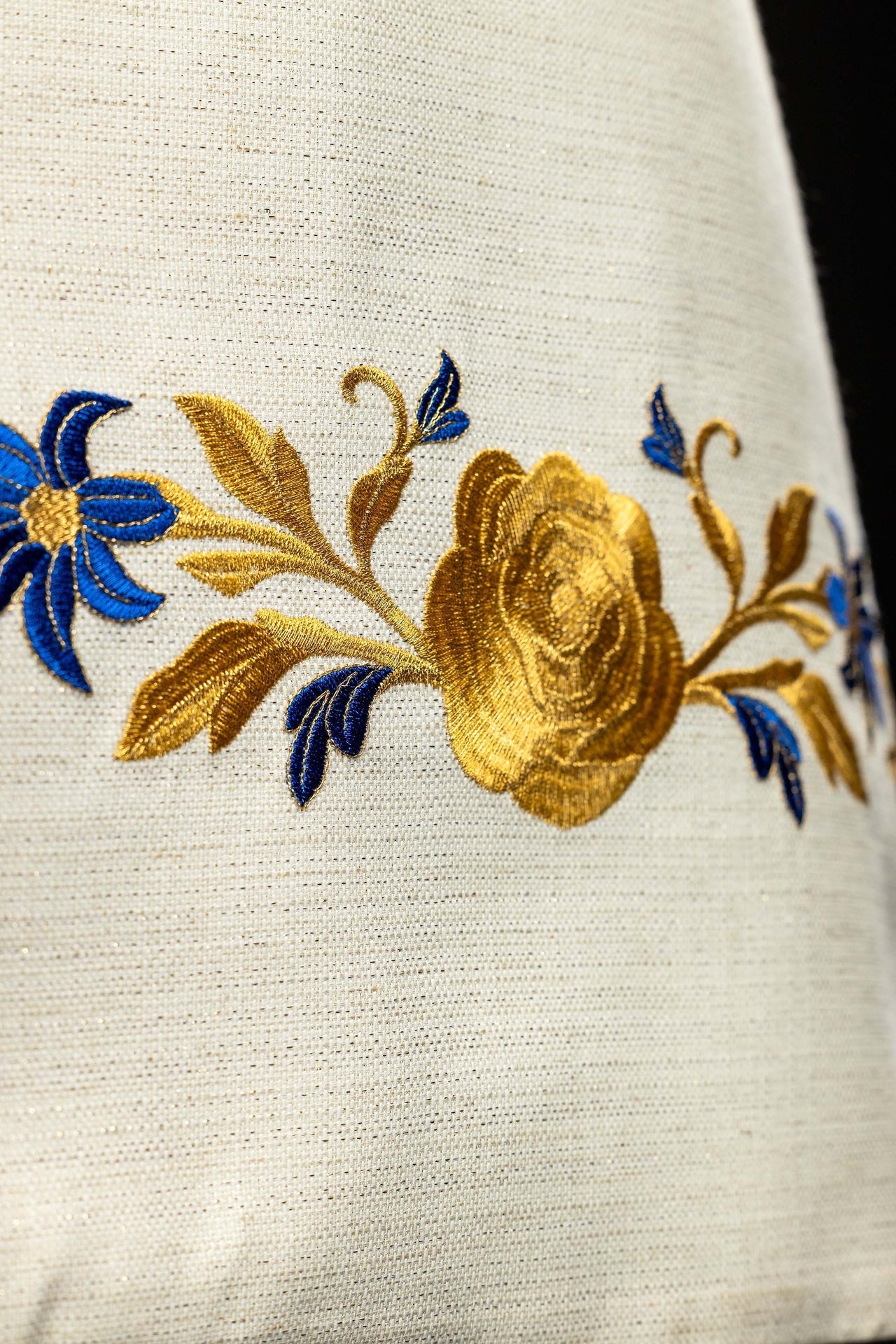 Embroidered humeral veil with a Marian symbol LE/4045/05 - CHASUBLES.COM