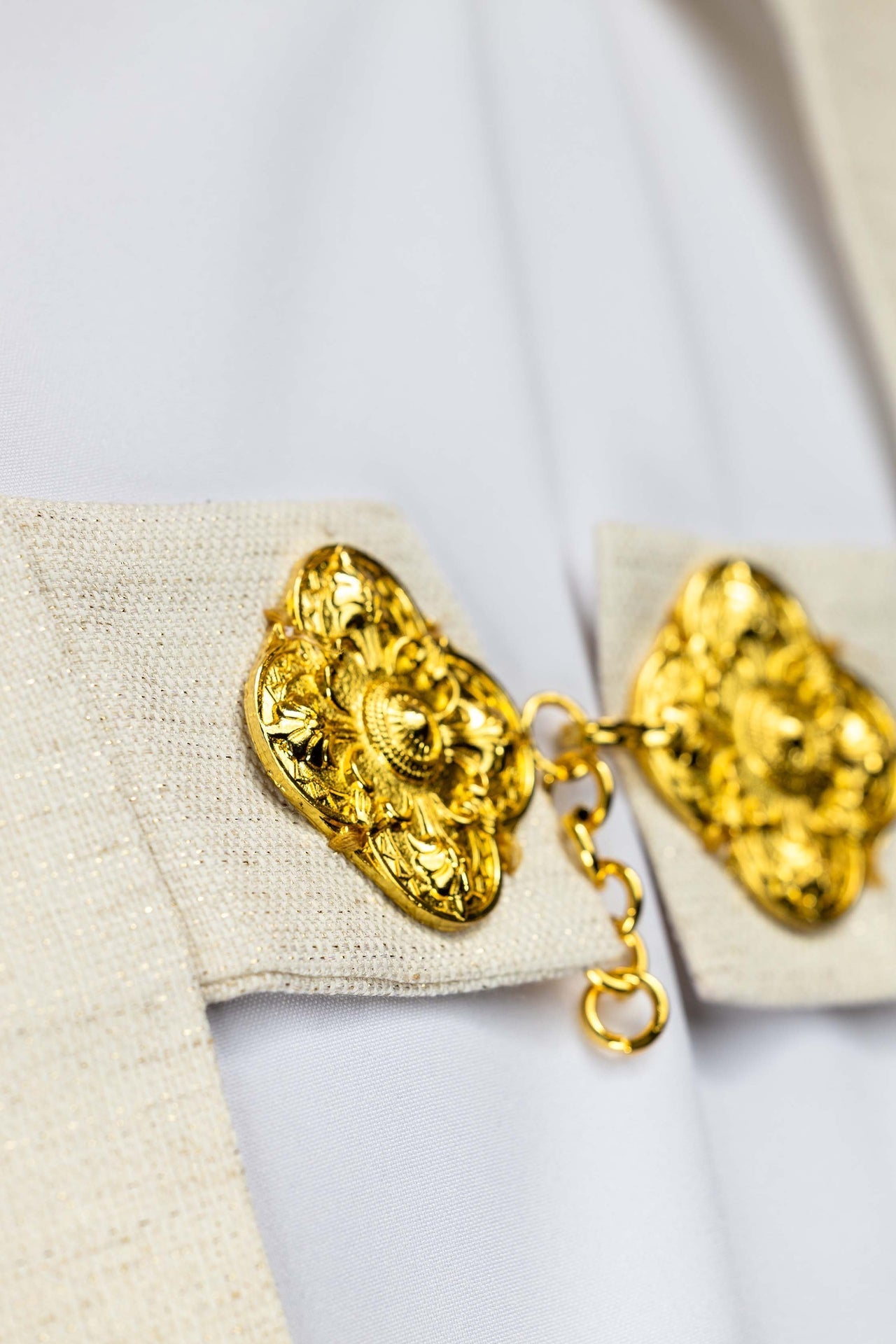 Embroidered humeral veil with a Marian symbol LE/4045/05 - CHASUBLES.COM