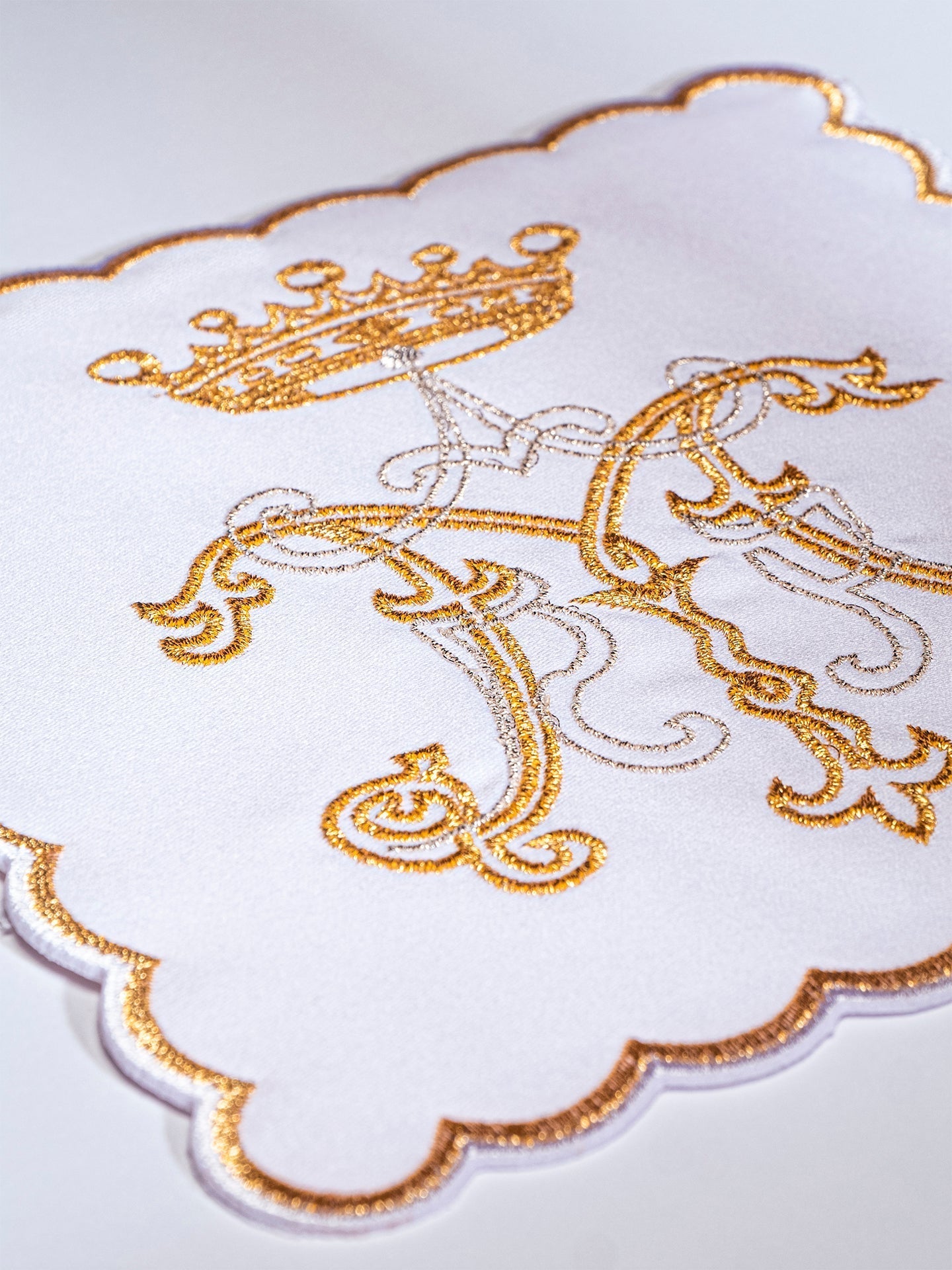 Embroidered pall with Marian symbol KPA/020/04 18*18 BIAŁY - HAFTINAUSA.COM