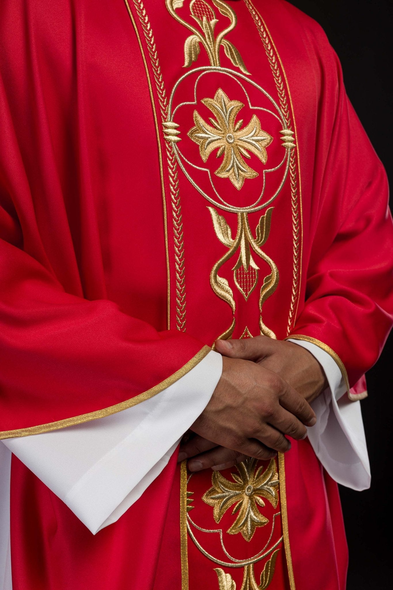 Embroidered red chasuble with decorative band KOR/267/02/53 - CHASUBLES.COM