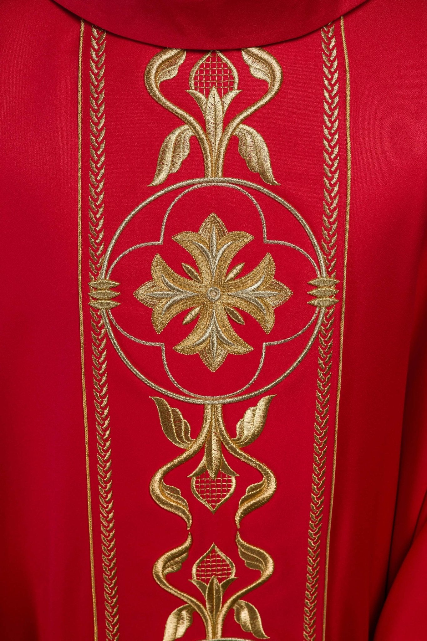 Embroidered red chasuble with decorative band KOR/267/02/53 - CHASUBLES.COM
