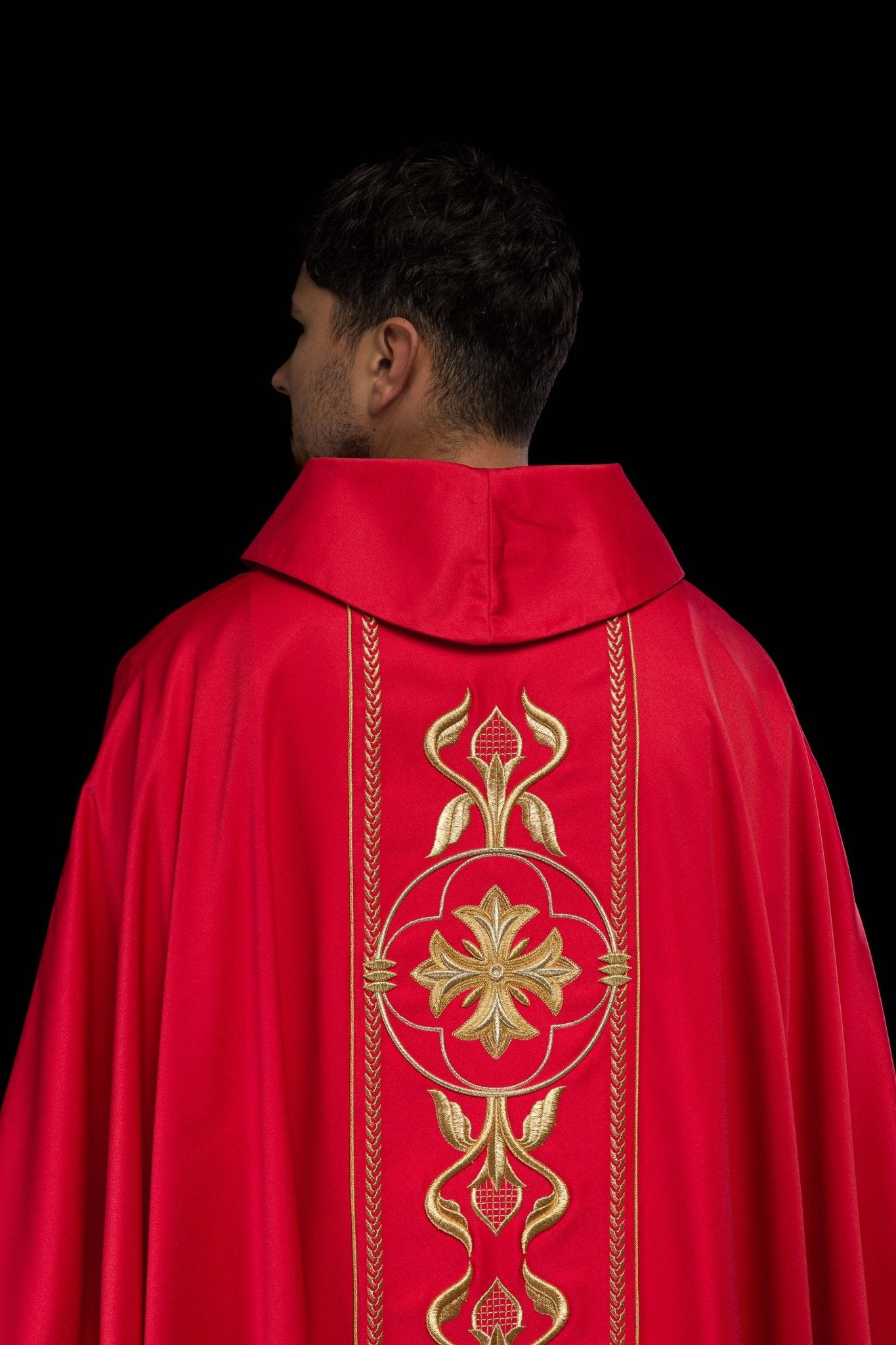 Embroidered red chasuble with decorative band KOR/267/02/53 - CHASUBLES.COM