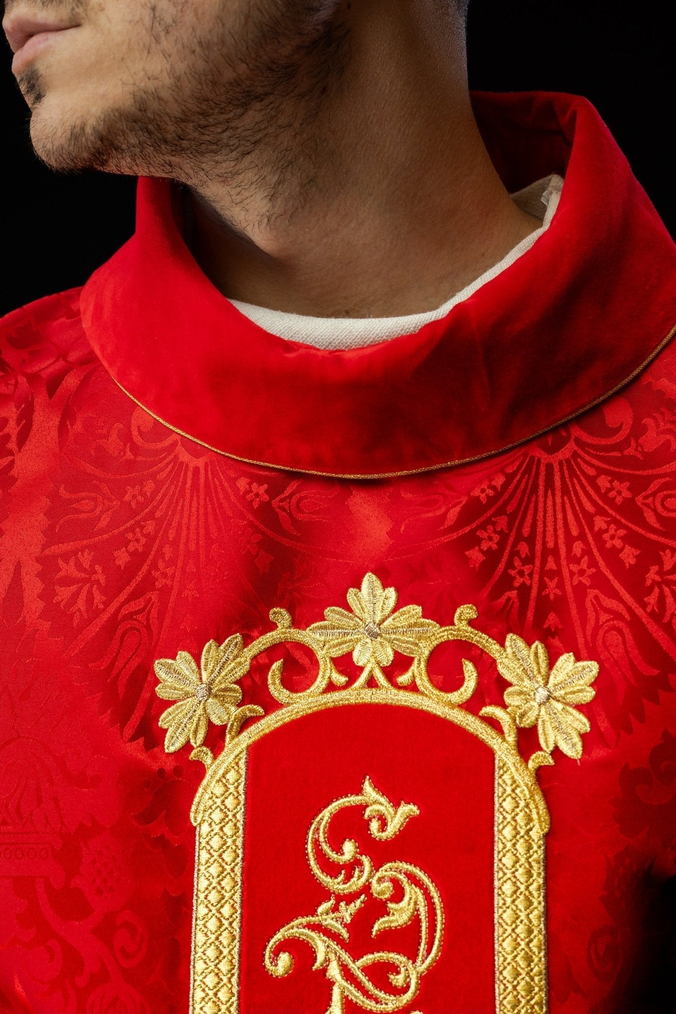 Exquisite red chasuble with Jesus Christ embroidered front and back KOR/190/02/83/PA CZERWONY - HAFTINAUSA.COM