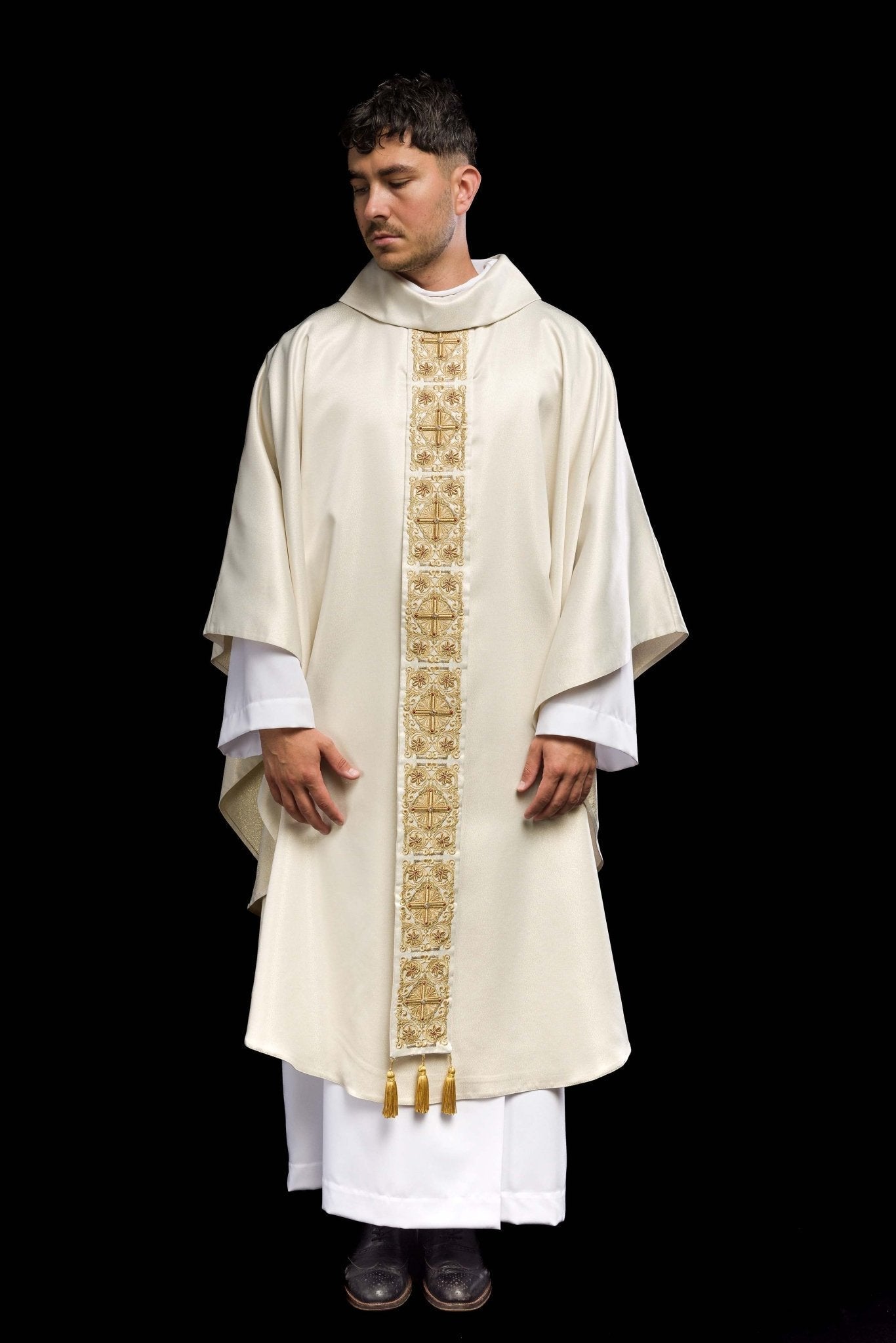 Gold Chasuble richly embroidered and decorated with gold stones LE/7011/10 - HAFTINAUSA.COM