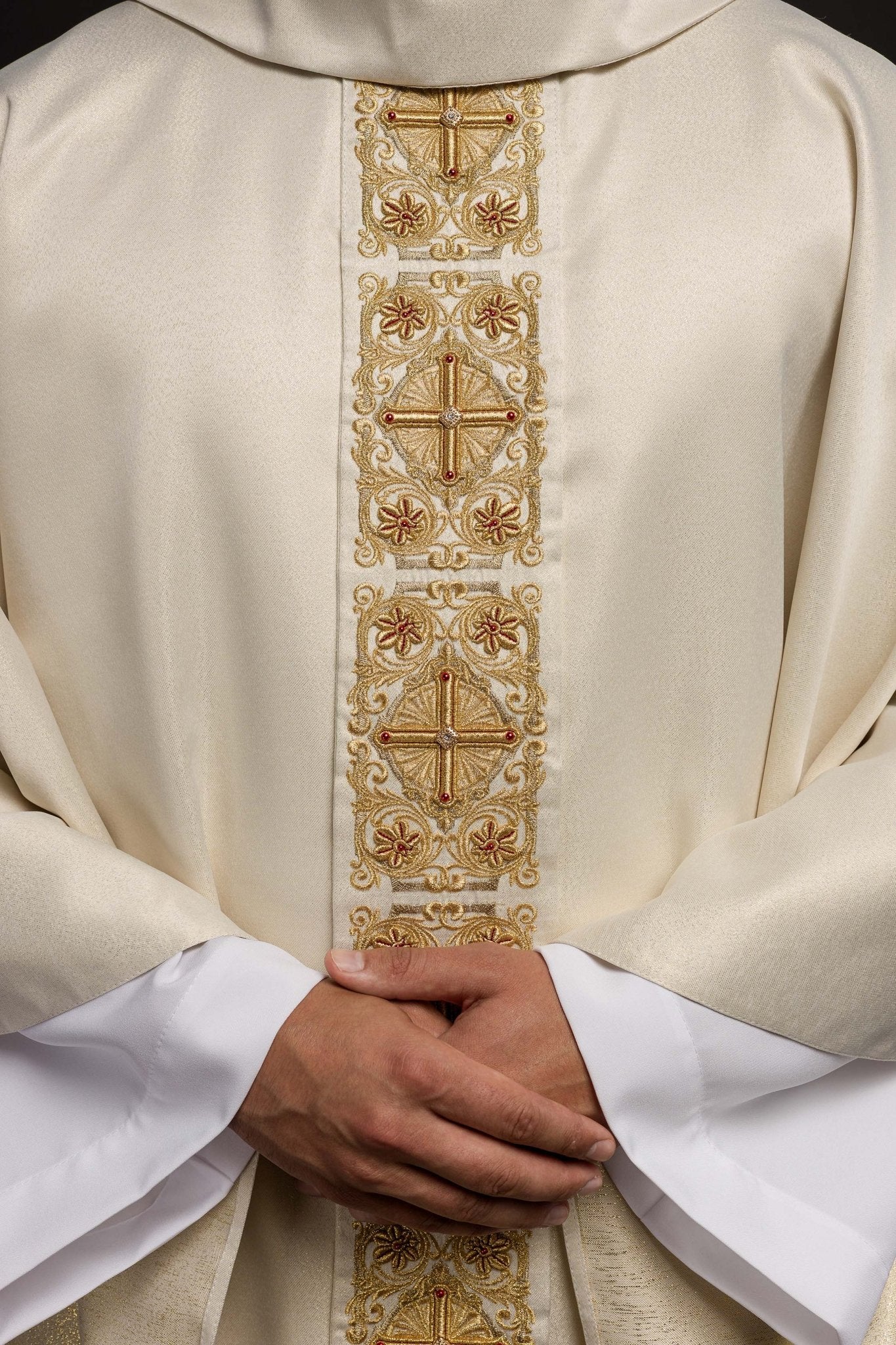 Gold Chasuble richly embroidered and decorated with gold stones LE/7011/10 - HAFTINAUSA.COM