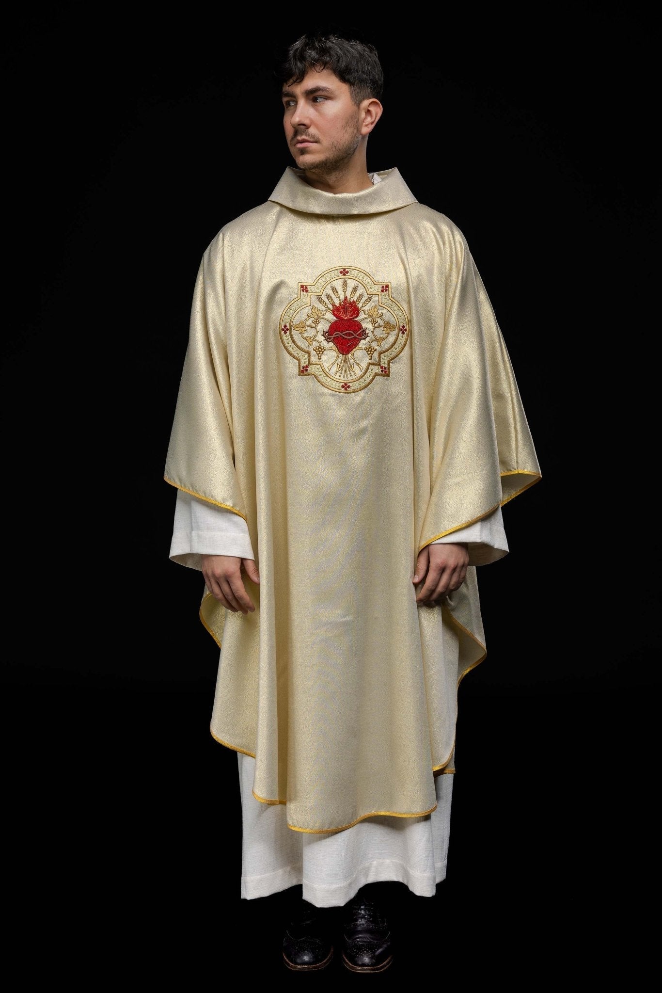 Golden chasuble embroidered with motif of the Sacred Heart of Jesus and Chalice KOR/118/10/37 ZŁOTO - HAFTINAUSA.COM