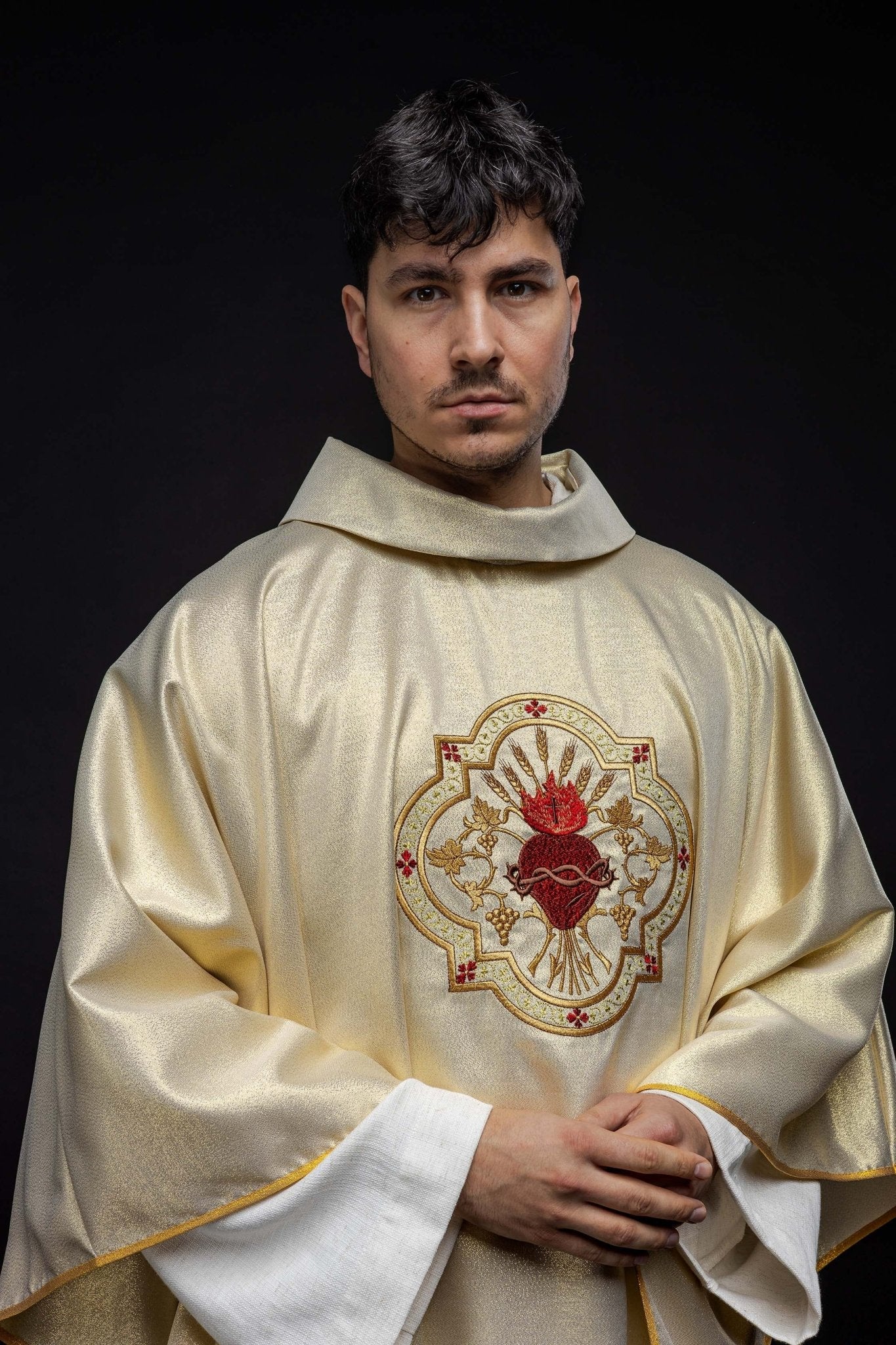Golden chasuble embroidered with motif of the Sacred Heart of Jesus and Chalice KOR/118/10/37 ZŁOTO - HAFTINAUSA.COM