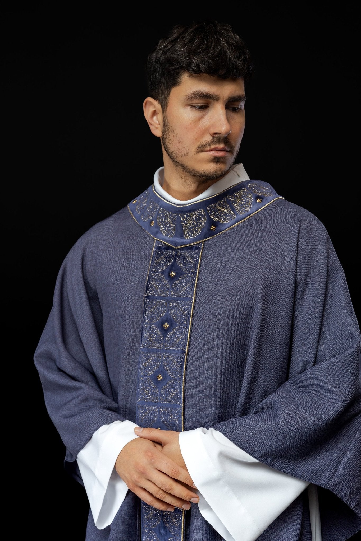 Gothic chasuble made of purple velvet S - 7057 - 03 - 70 - HAFTINAUSA.COM