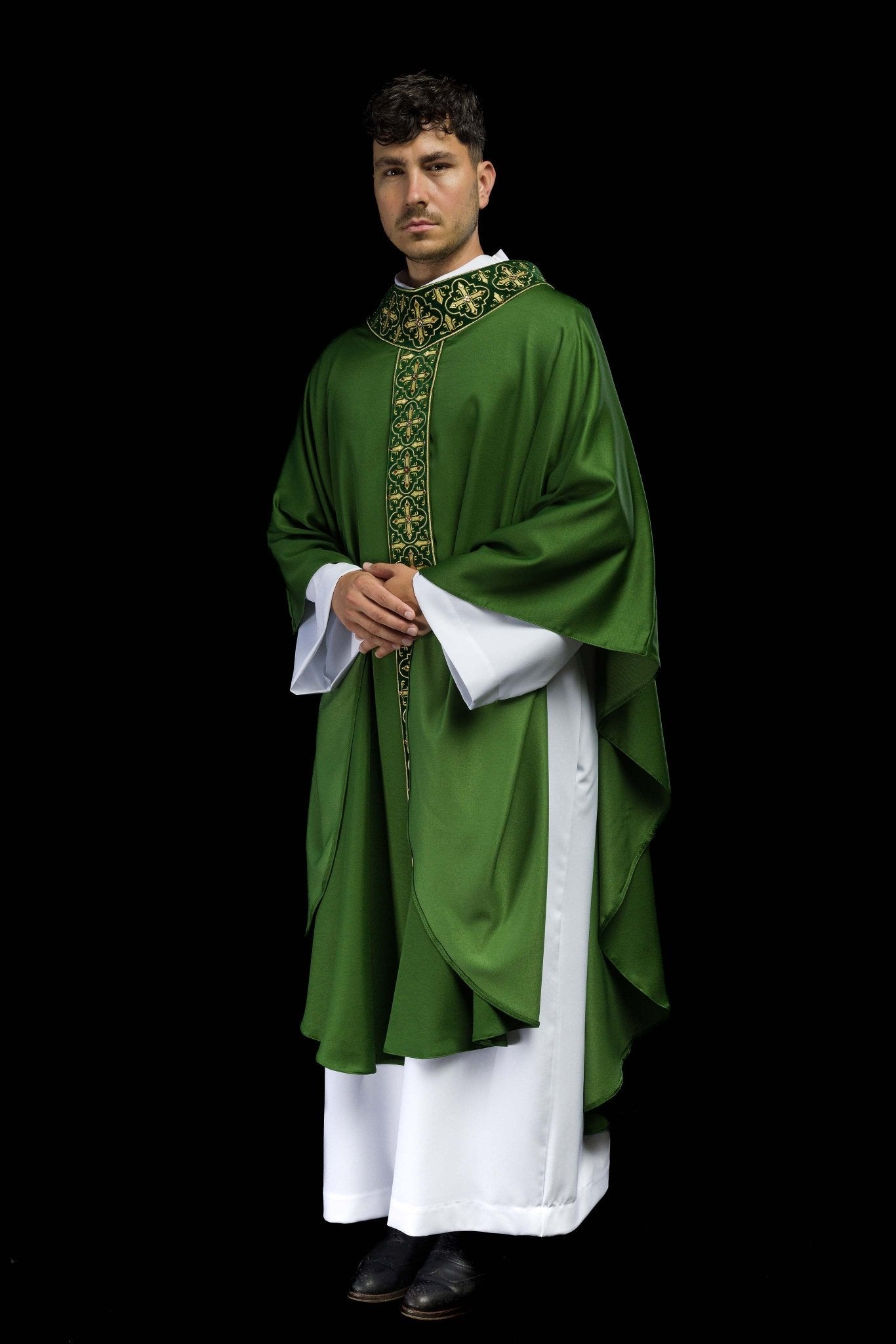 Green chasuble adorned with stones and a narrow band LE/7104/01 - CHASUBLES.COM
