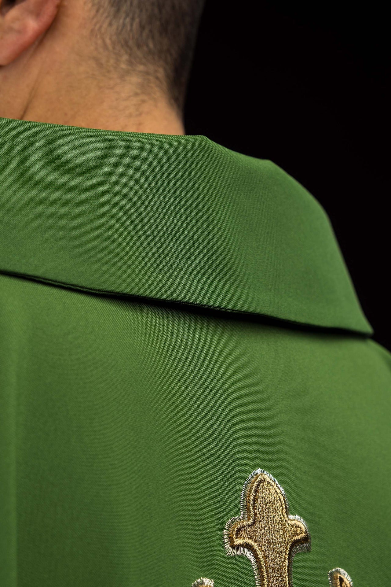 Green chasuble embroidered with a cross symbol and a wide collar KOK/001/01/12/KARO - CHASUBLES.COM