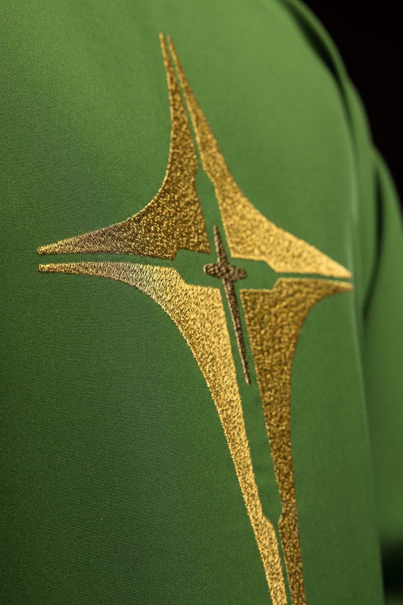 Green chasuble embroidered with cross KOR/002/01/12 ZIELONY - CHASUBLES.COM