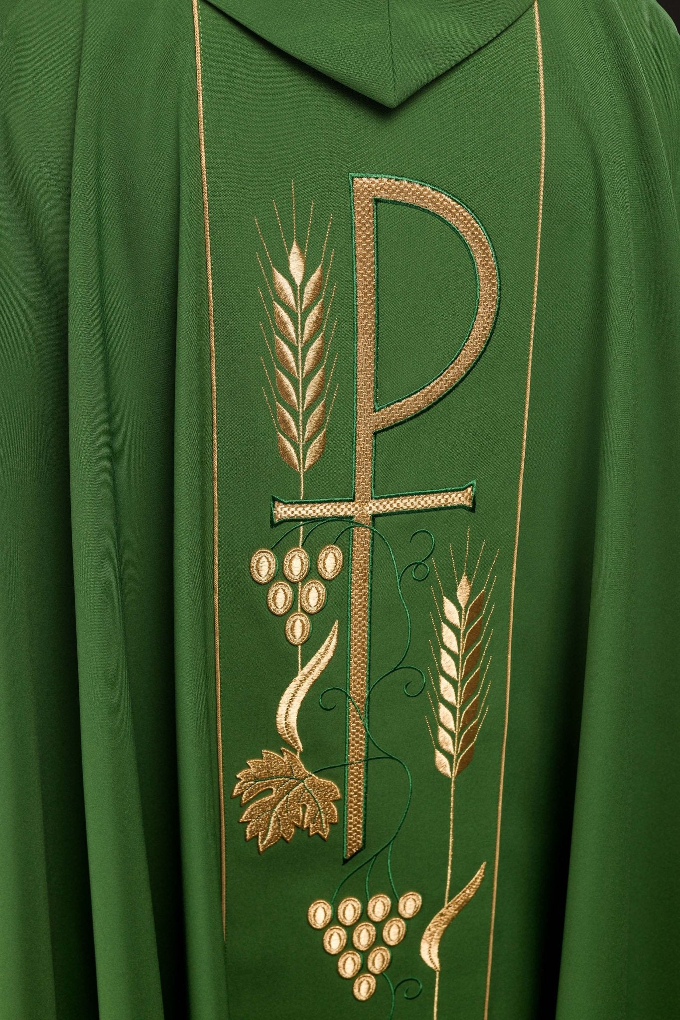 Green chasuble embroidered with IHS Chalice pattern KOR/001/01/01 ZIELONY - CHASUBLES.COM