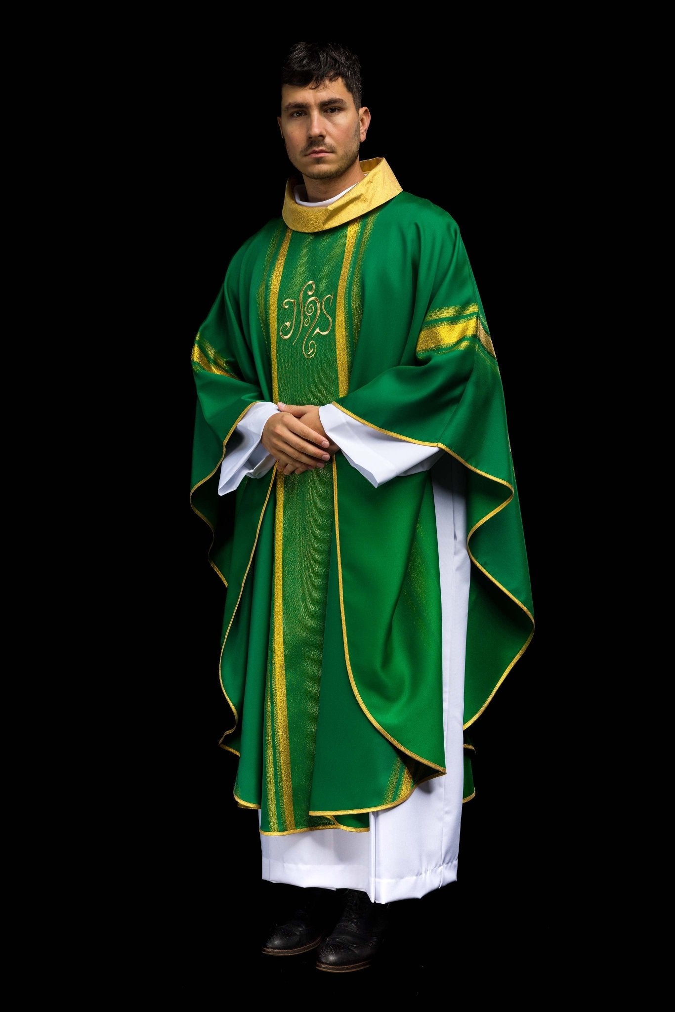 Green chasuble embroidered with IHS motif with gilding KOR/183/01/27 ZIELONY - CHASUBLES.COM