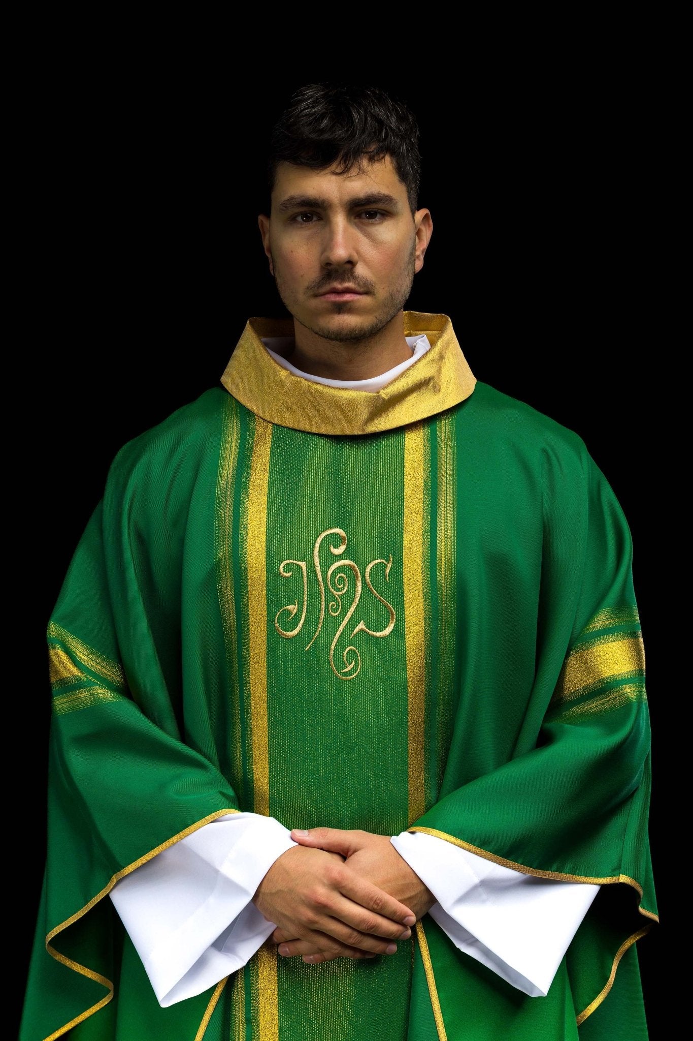 Green chasuble embroidered with IHS motif with gilding KOR/183/01/27 ZIELONY - CHASUBLES.COM