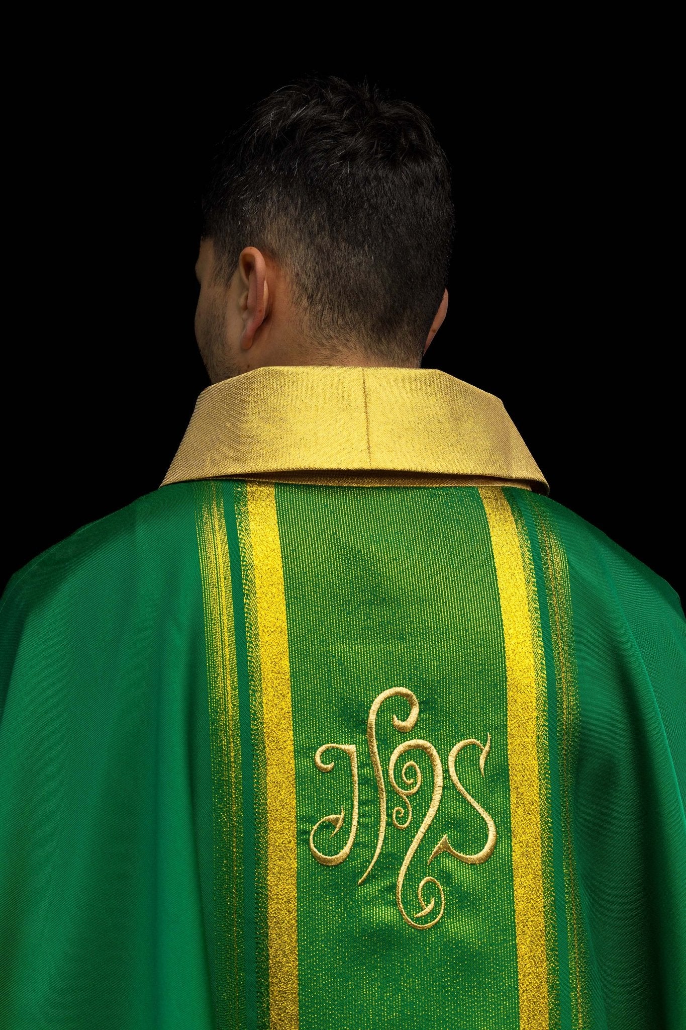 Green chasuble embroidered with IHS motif with gilding KOR/183/01/27 ZIELONY - CHASUBLES.COM