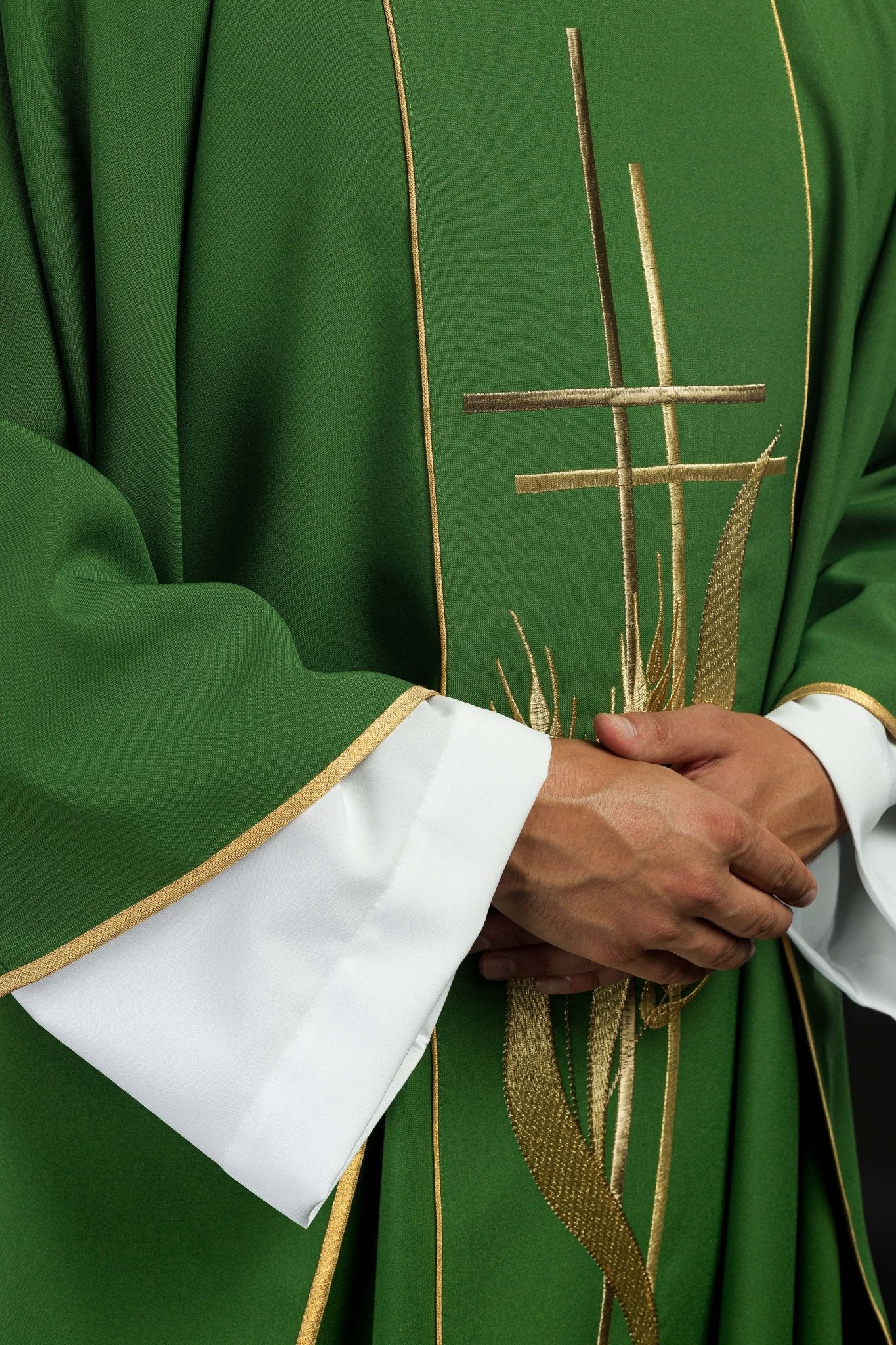 Green chasuble embroidered with motifs of cross and wheat KOR/114/01/01 ZIELONY - CHASUBLES.COM