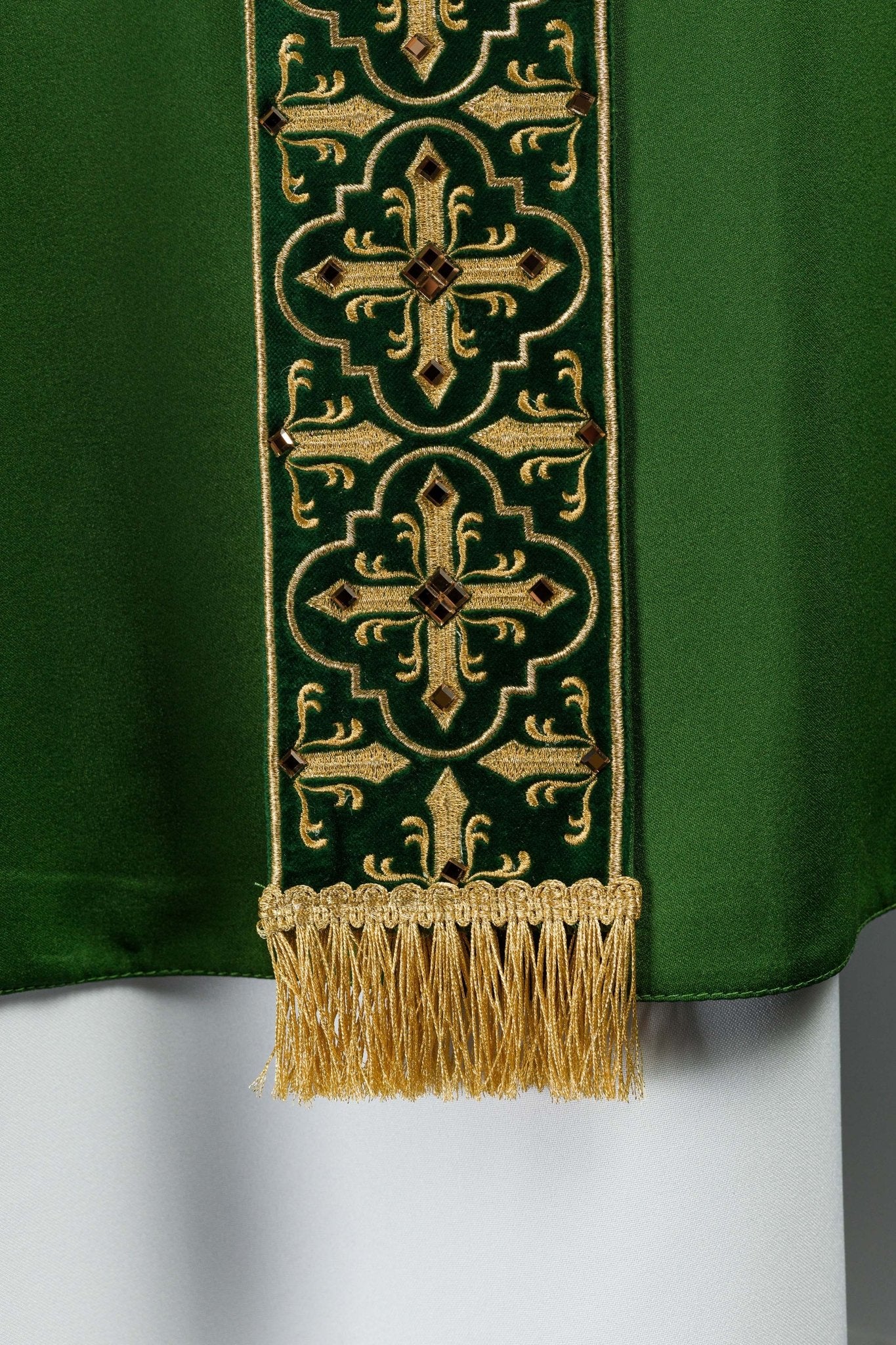 Green chasuble finished with 500 green faceted stones LE/7004/01 - CHASUBLES.COM