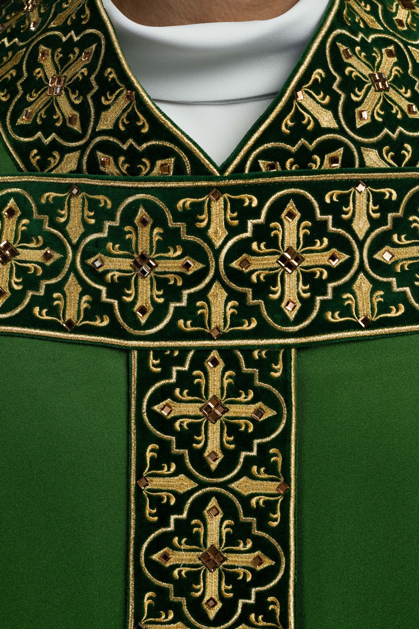 Green chasuble finished with 500 green faceted stones LE/7004/01 - CHASUBLES.COM