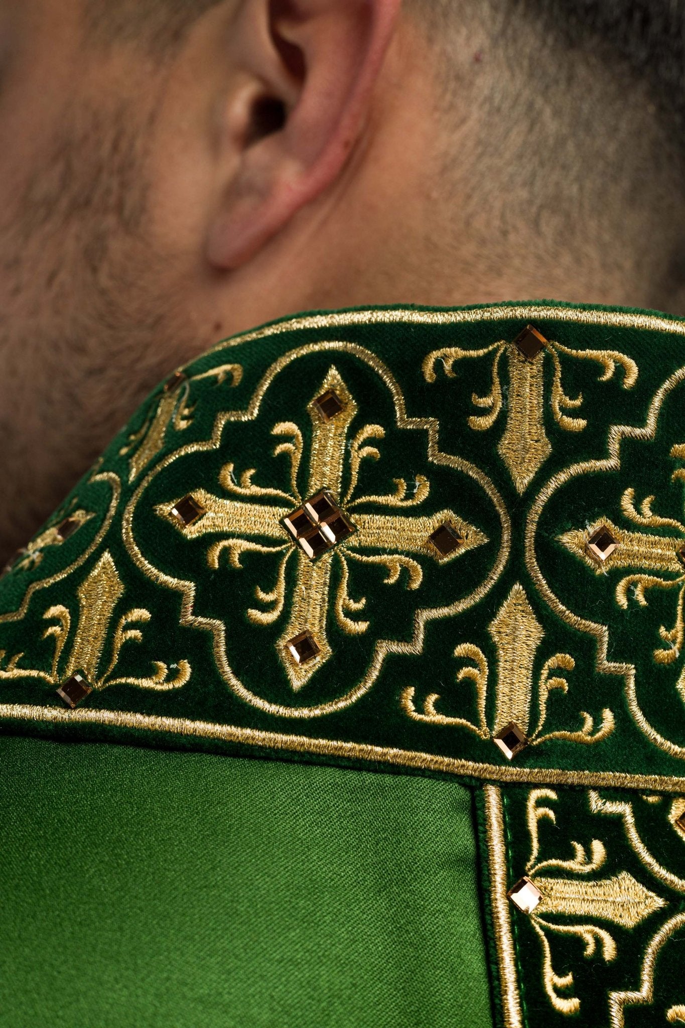 Green chasuble finished with 500 green faceted stones LE/7004/01 - CHASUBLES.COM