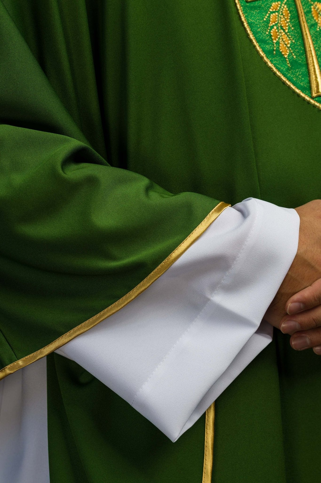 Green chasuble made of lightweight SACROLITE fabric KOR/387/01/78 - CHASUBLES.COM