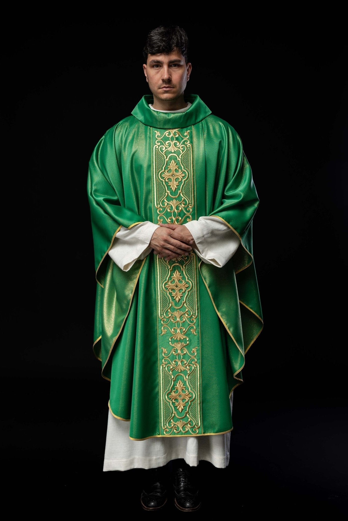Green chasuble on a glossy fabric LE/7021/01 - HAFTINAUSA.COM