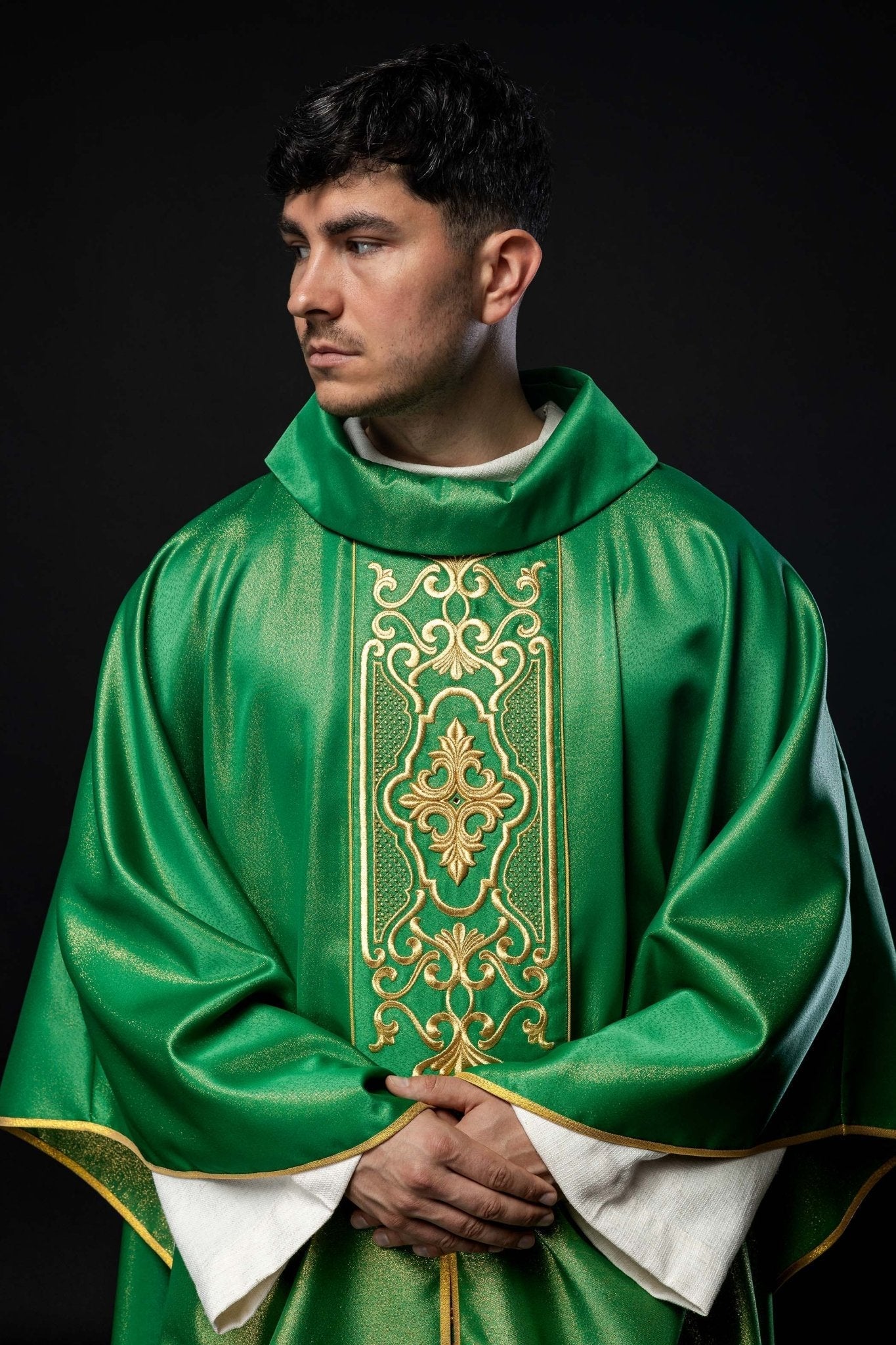 Green chasuble on a glossy fabric LE/7021/01 - HAFTINAUSA.COM