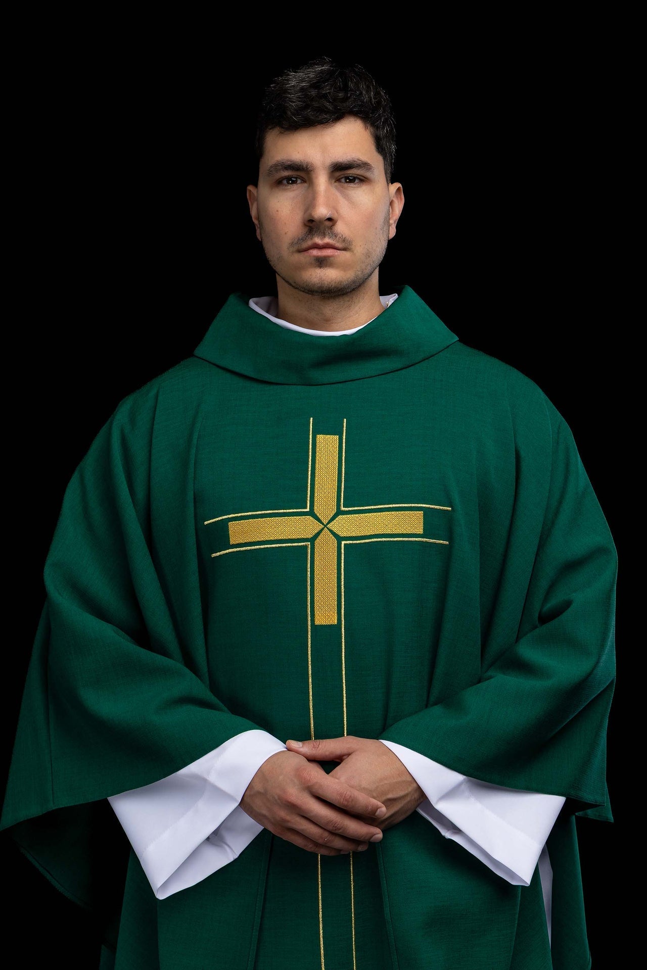 Green chasuble with an embroidered cross motif LE/7019/01 - CHASUBLES.COM