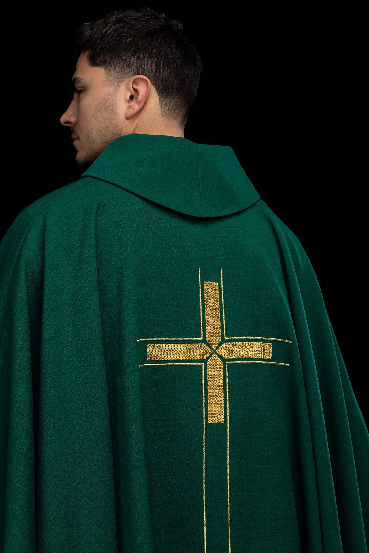 Green chasuble with an embroidered cross motif LE/7019/01 - CHASUBLES.COM