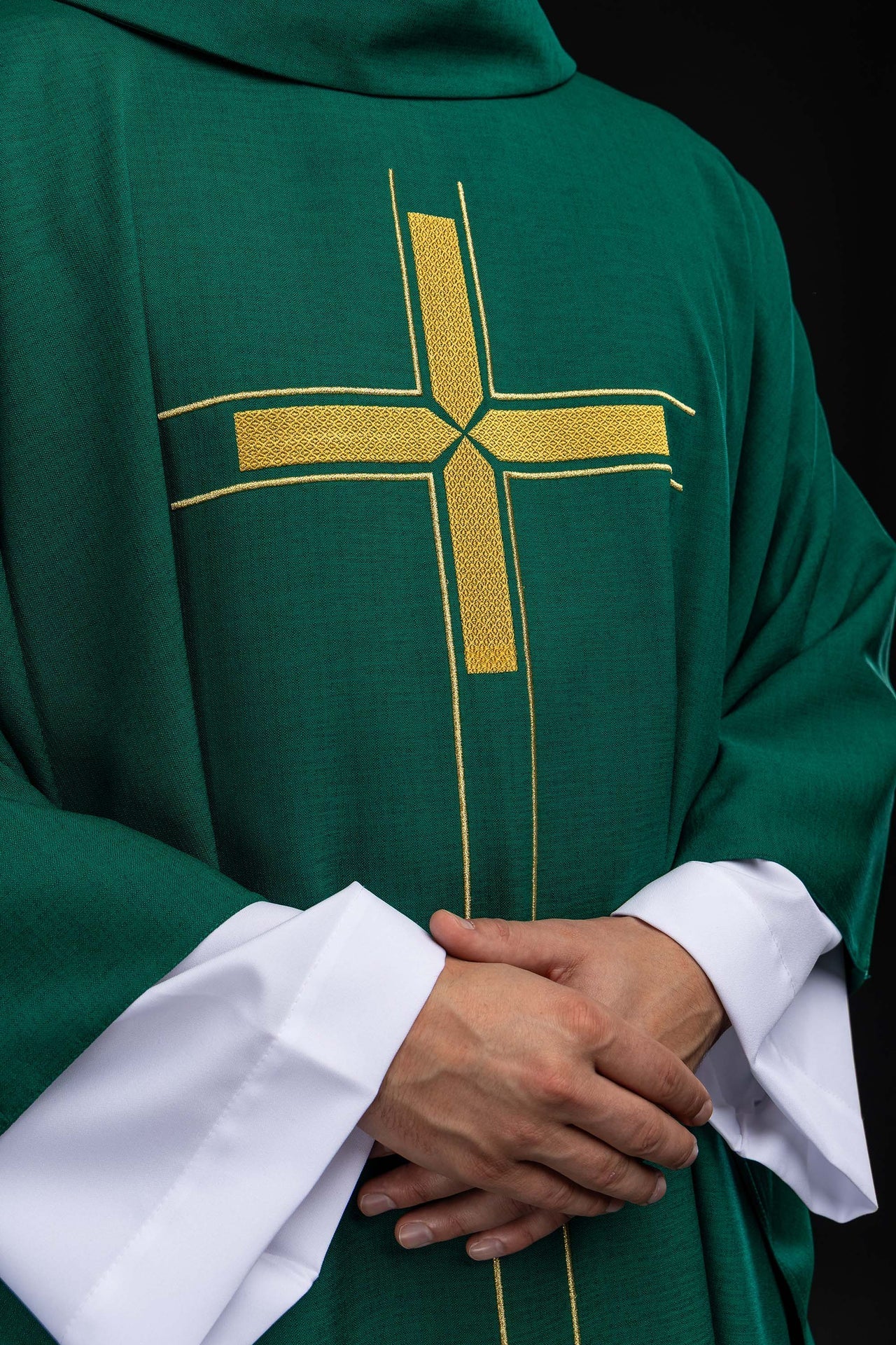 Green chasuble with an embroidered cross motif LE/7019/01 - CHASUBLES.COM