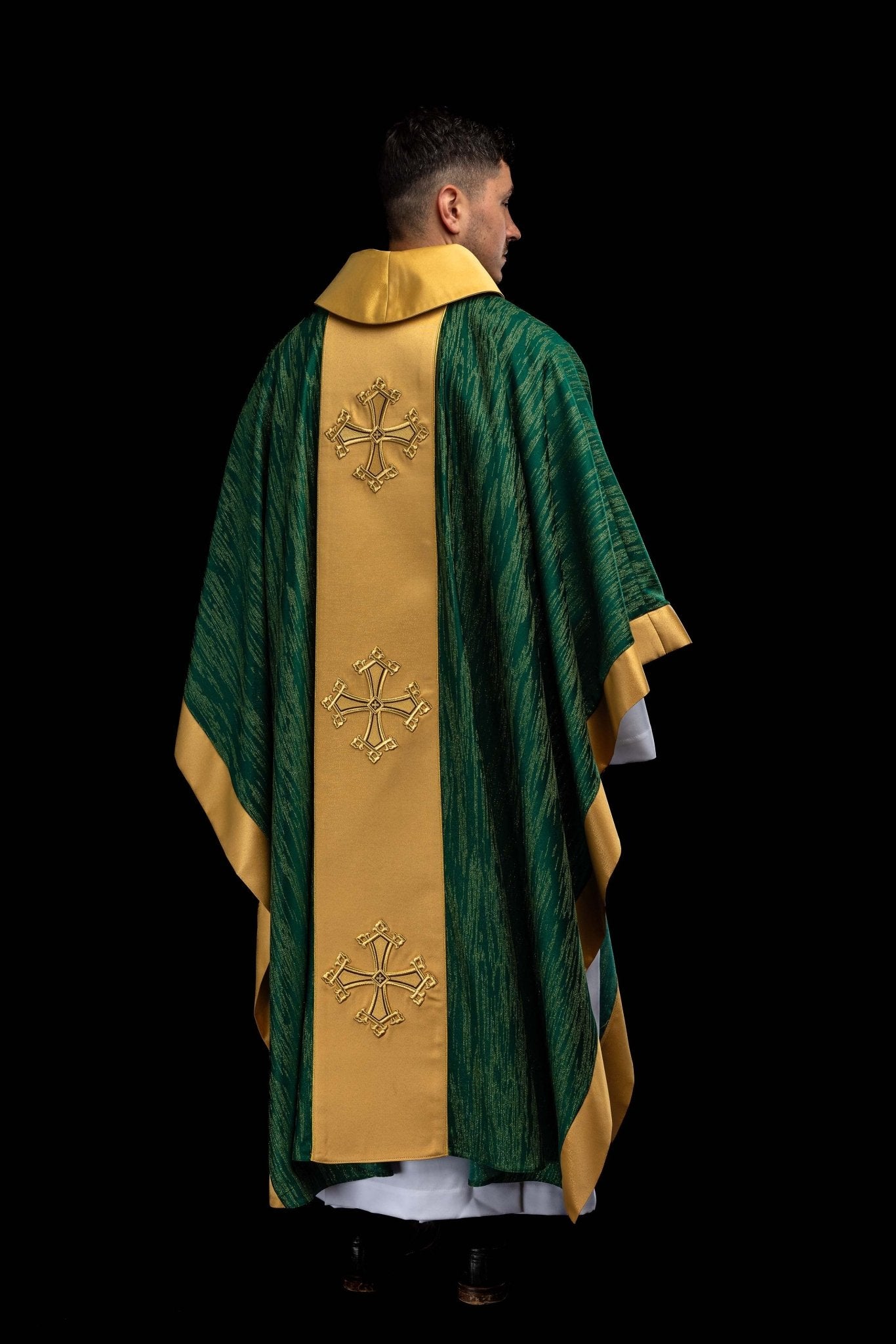 Green chasuble with an embroidered cross motif featuring a panel on decorative fabric LE/7034/01 - CHASUBLES.COM