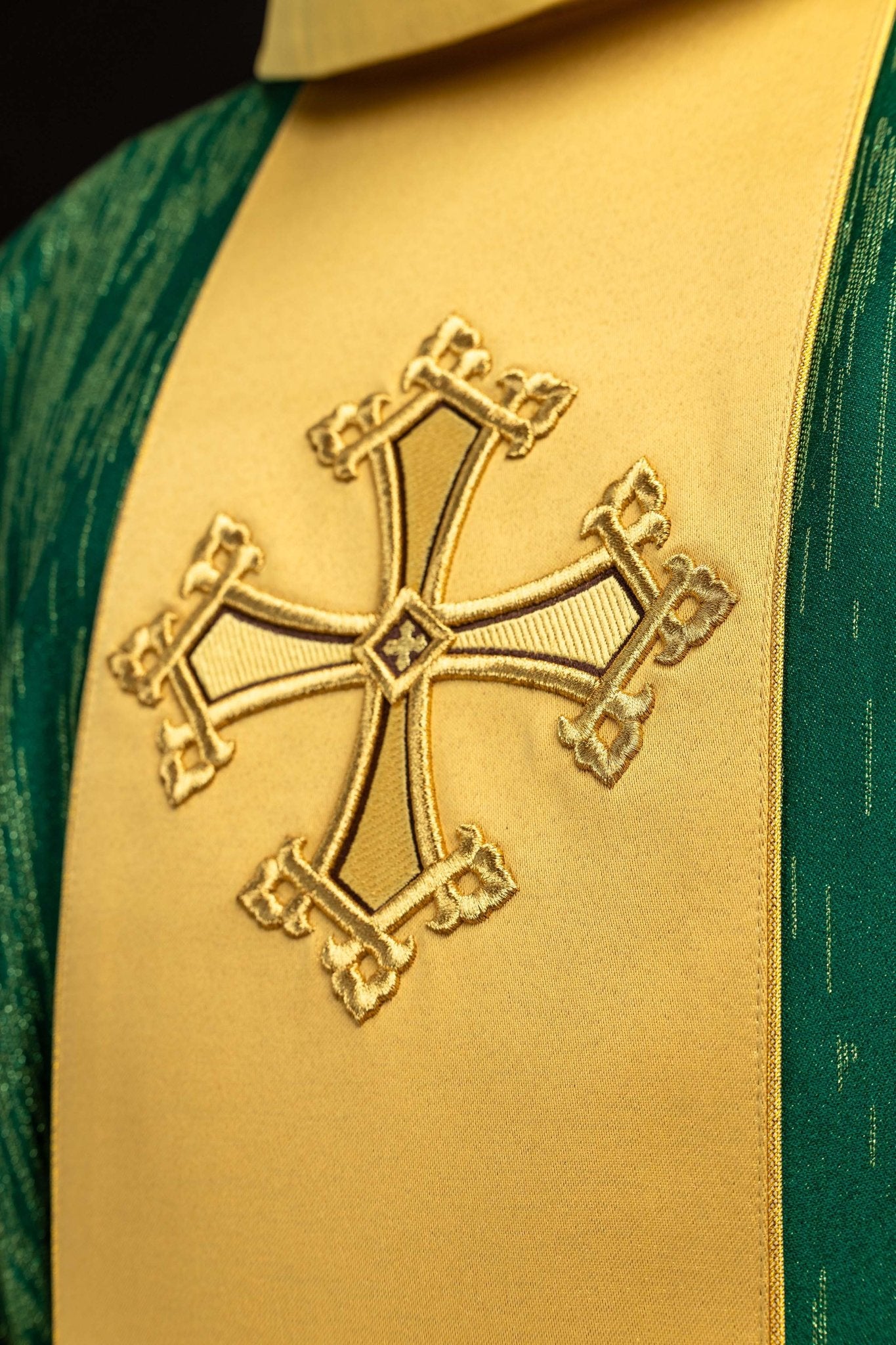 Green chasuble with an embroidered cross motif featuring a panel on decorative fabric LE/7034/01 - CHASUBLES.COM