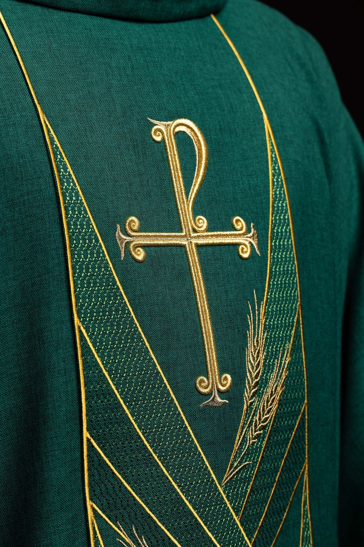 Green chasuble with an embroidered Pax band LE/7050/01 - CHASUBLES.COM