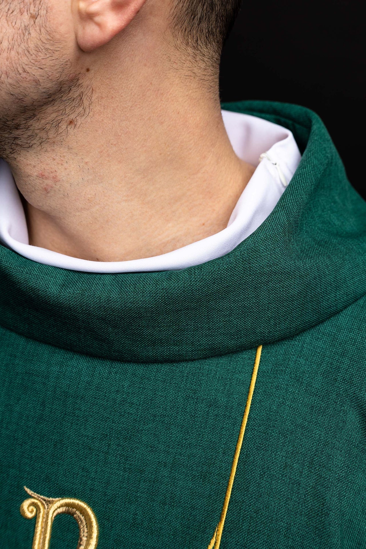 Green chasuble with an embroidered Pax band LE/7050/01 - CHASUBLES.COM