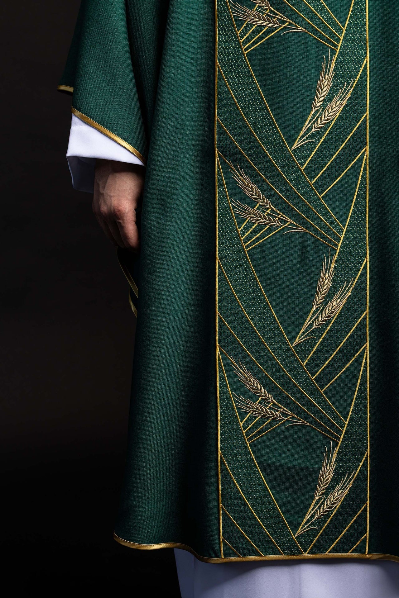 Green chasuble with an embroidered Pax band LE/7050/01 - CHASUBLES.COM