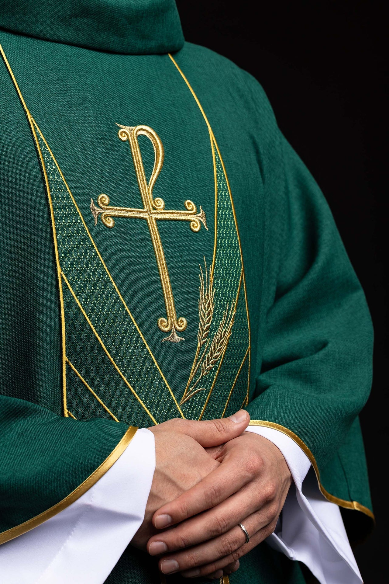 Green chasuble with an embroidered Pax band LE/7050/01 - CHASUBLES.COM