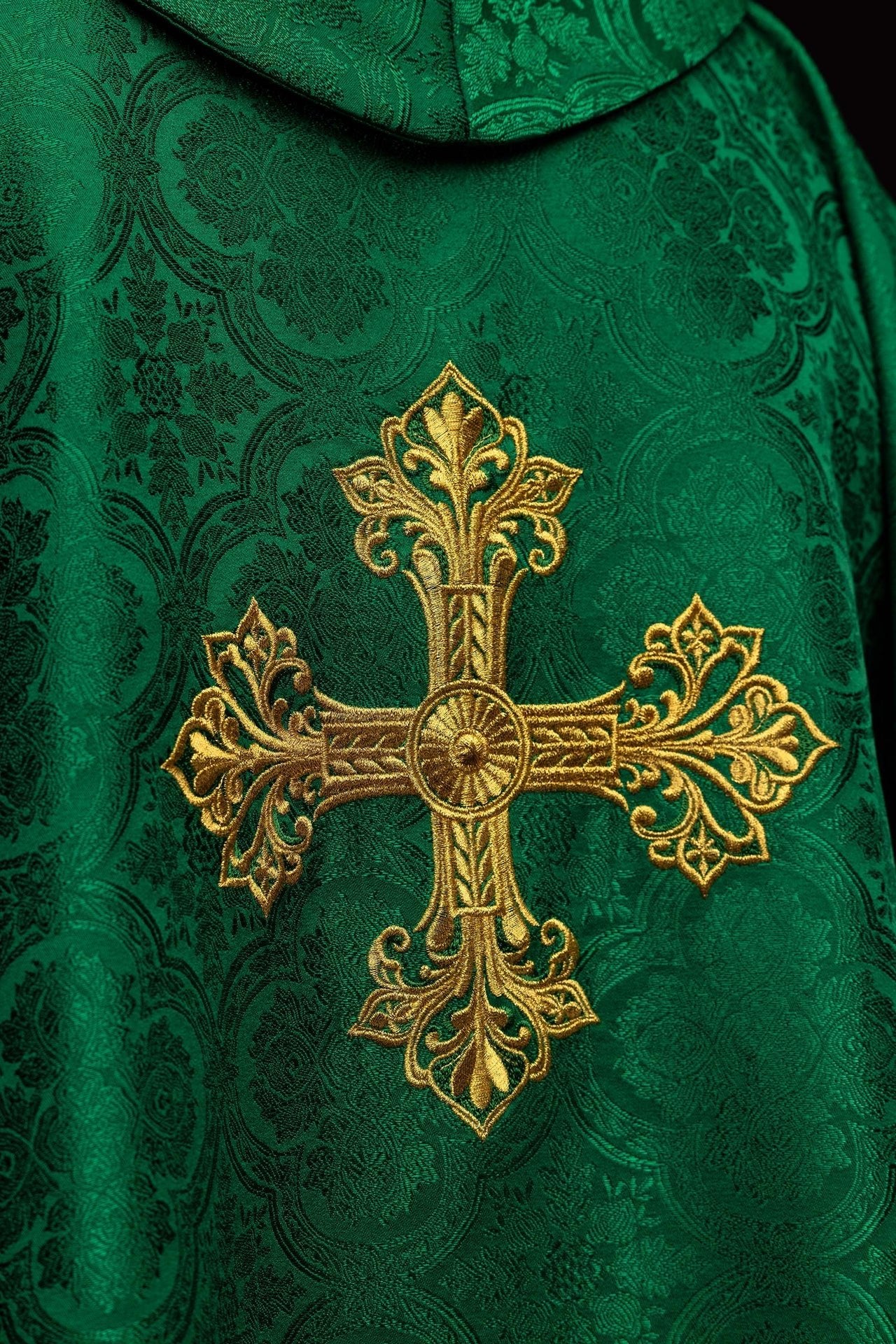 Green chasuble with cross jacquard fabric KOR/403/01/11 - CHASUBLES.COM