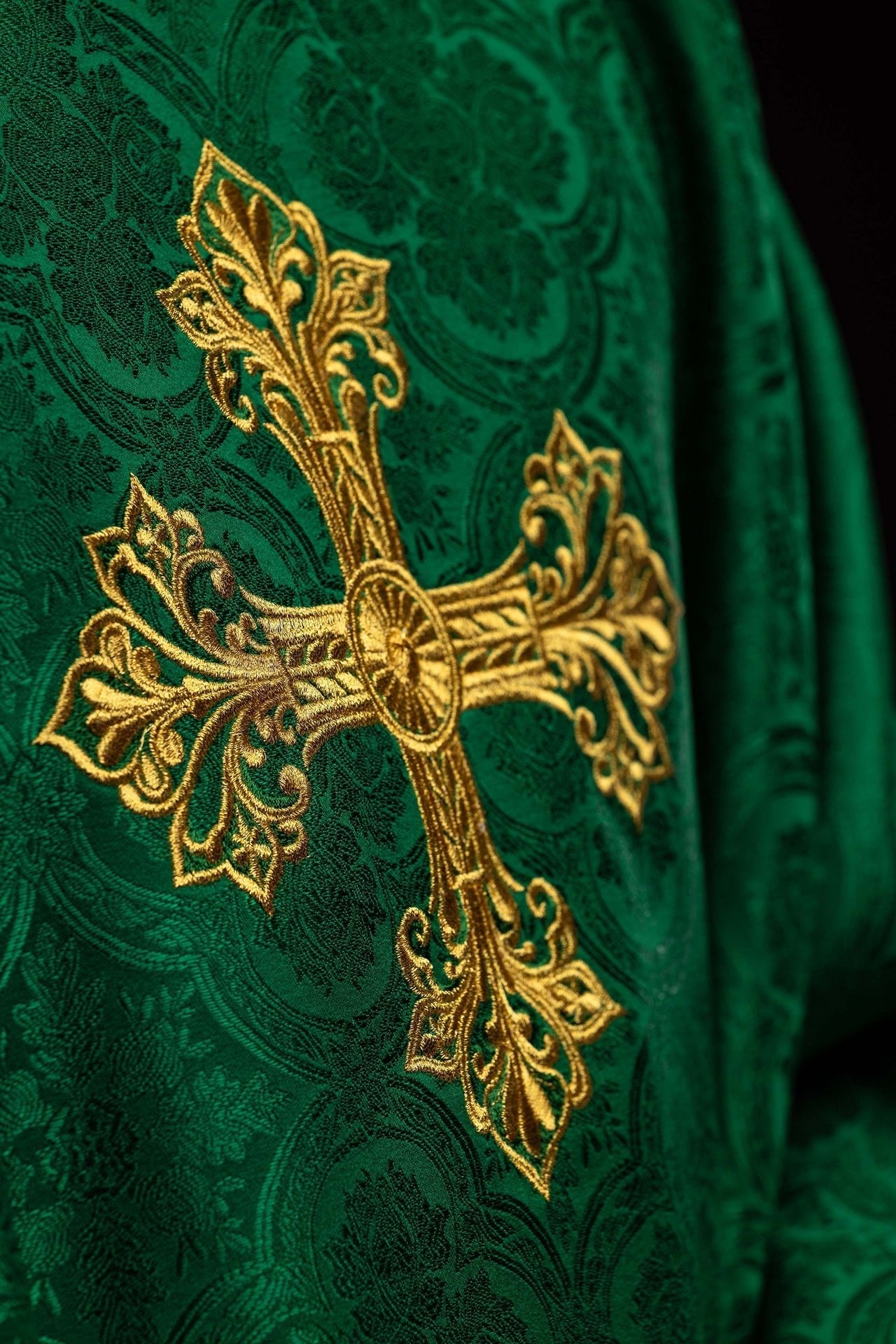 Green chasuble with cross jacquard fabric KOR/403/01/11 - CHASUBLES.COM