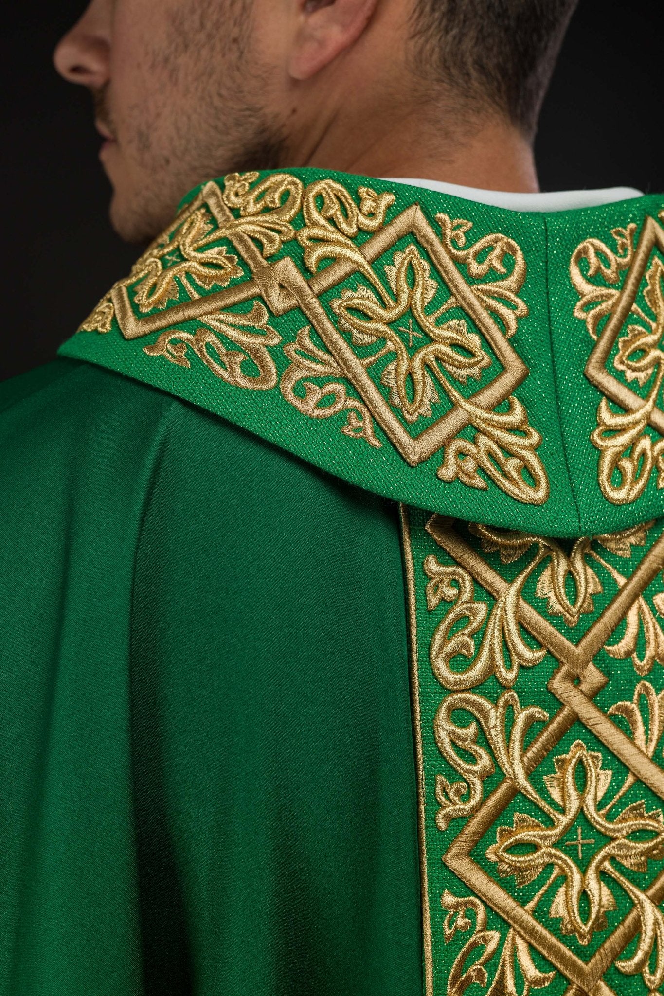 Green chasuble with embroidered collar LE/7027/01 - CHASUBLES.COM