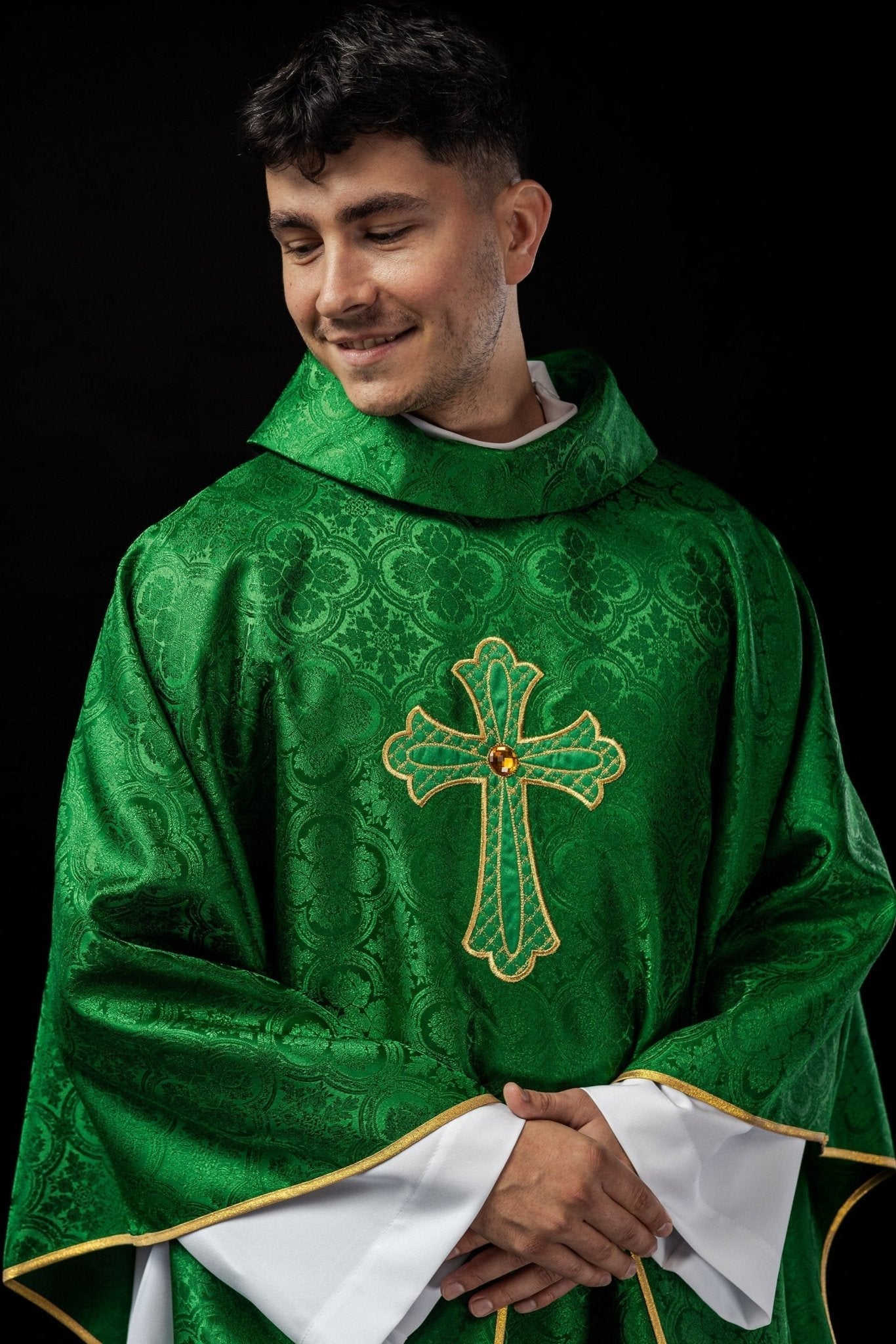 Green chasuble with gold cross KOR/227/01/11 - HAFTINAUSA.COM