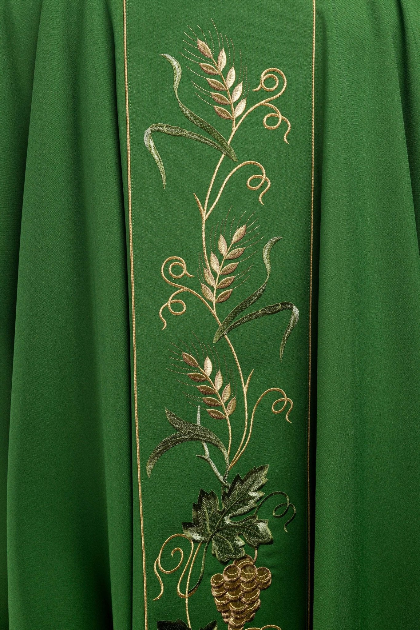 Green chasuble with IHS, ears of wheat, and grapes embroidery on a belt KOR/117/01/01 ZIELONY - CHASUBLES.COM