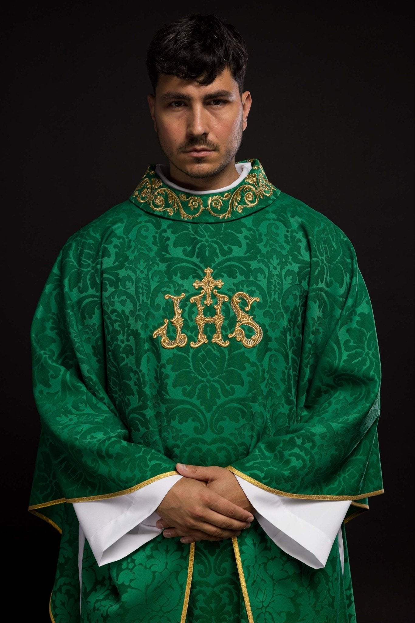 Green chasuble with IHS motif and richly embroidered collar on decorative fabric LE/7157/01 - HAFTINAUSA.COM